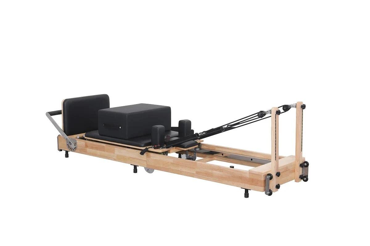 SHARP SHAPE Skládací pilates reformer ve verzi s dubovým rámem.
