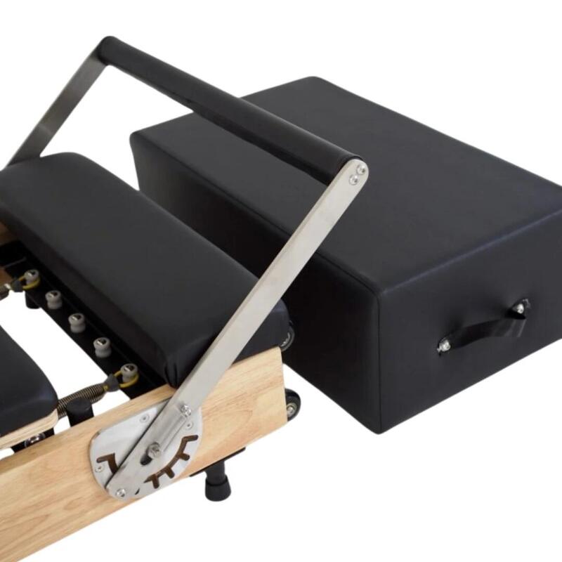 Skládací pilates reformer Sharp Shape ve verzi s dubovým rámem.