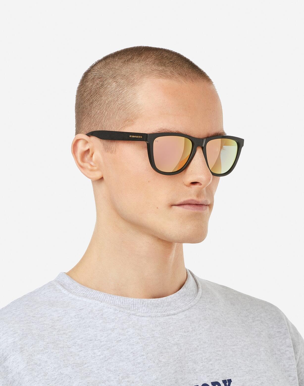 HAWKERS Zonnebrillen voor mannen en vrouwen POLARIZED BLACK ROSE GOLD ONE RAW 7/8