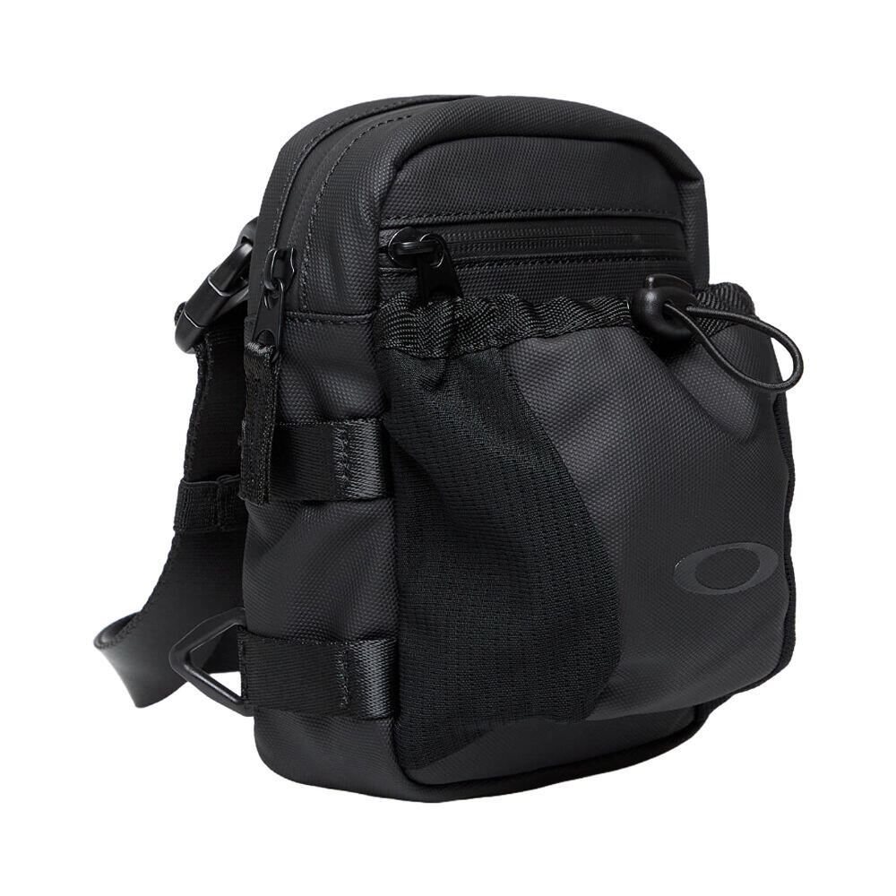 Bandolera Negra Oakley Rover Crossbody Blackout de Material Hidrófugo 3/4