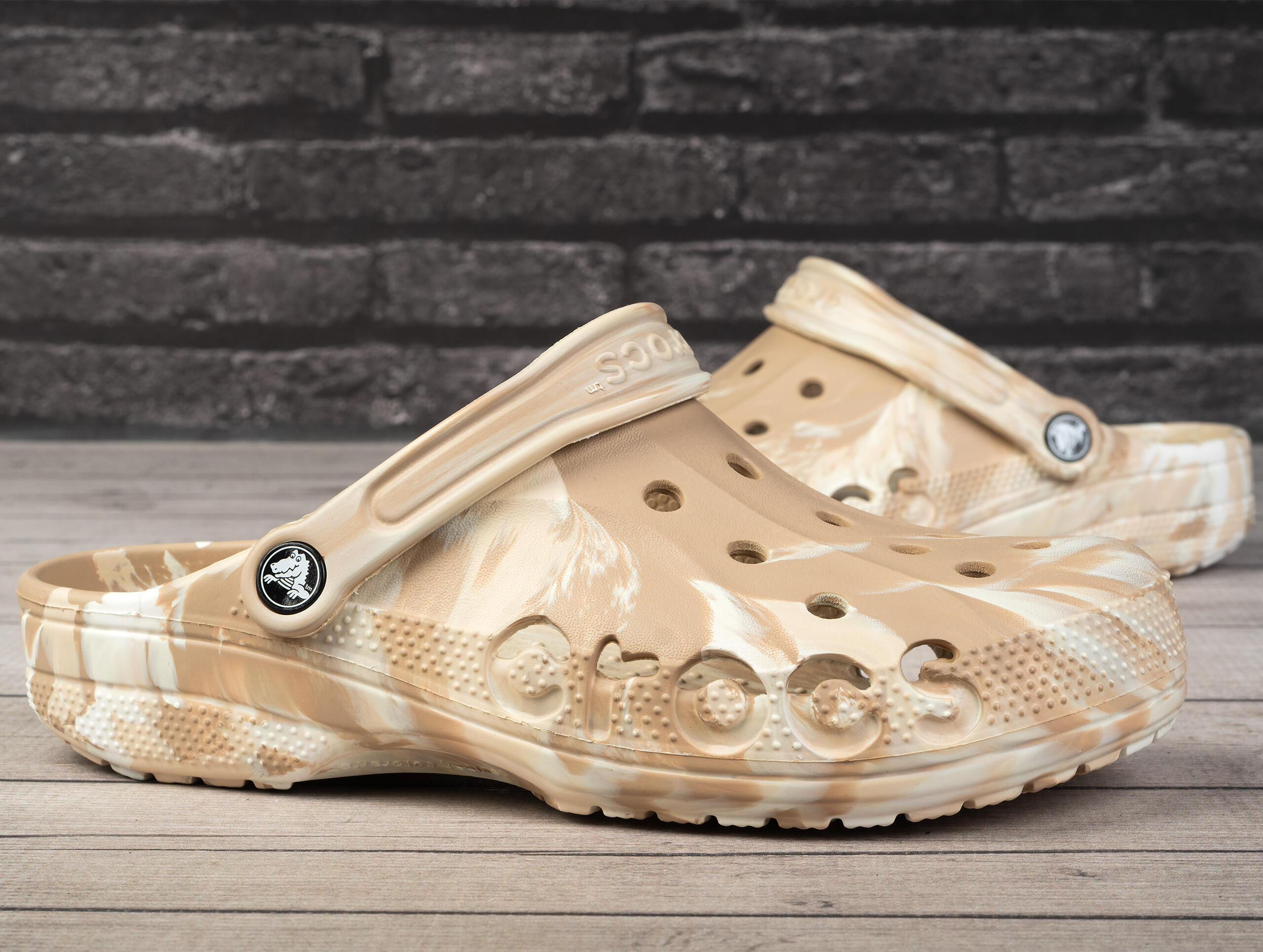 Klapki sportowe unisex Crocs BAYA MARBLED CLOG 2/6