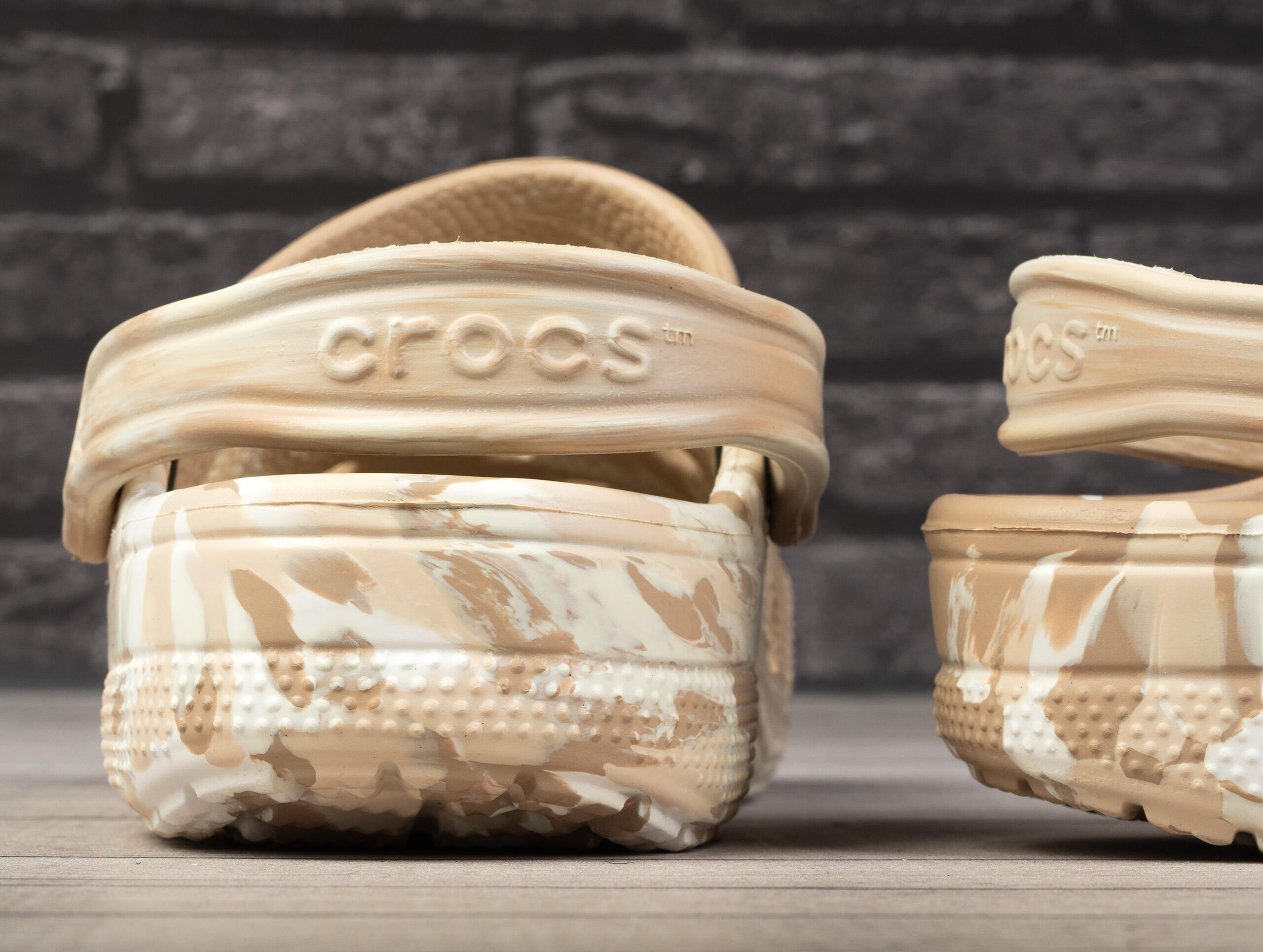 Klapki sportowe unisex Crocs BAYA MARBLED CLOG 4/6