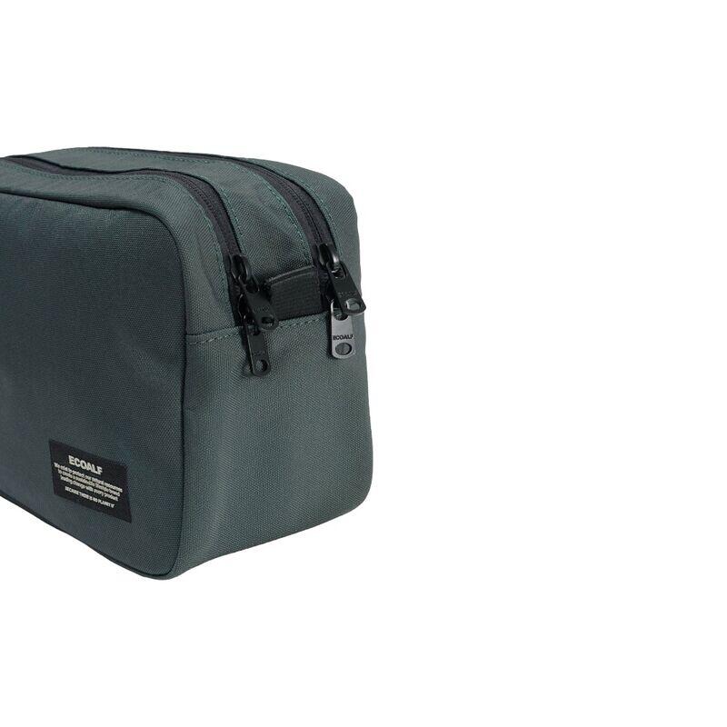 Neceser Deportivo Verde Ecoalf Sport Vanity Case Green Shadow Amplio y Versátil 3/4