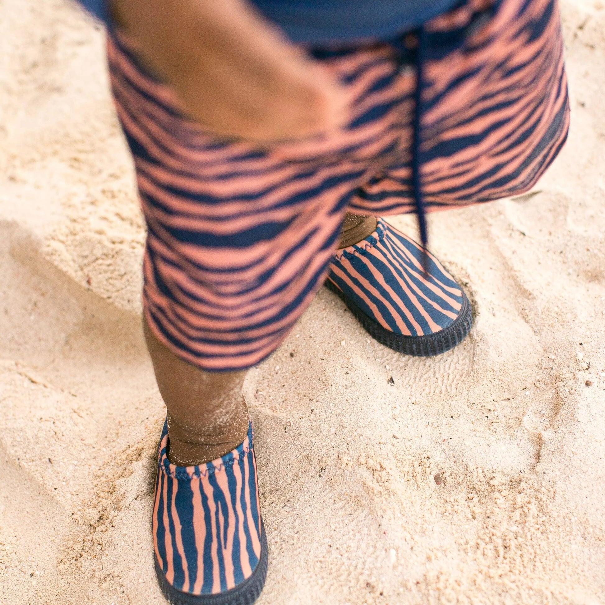 Swim Essentials Scarpe da scoglio per bambini - Blu/Arancione - Vibrant Stripes 4/4