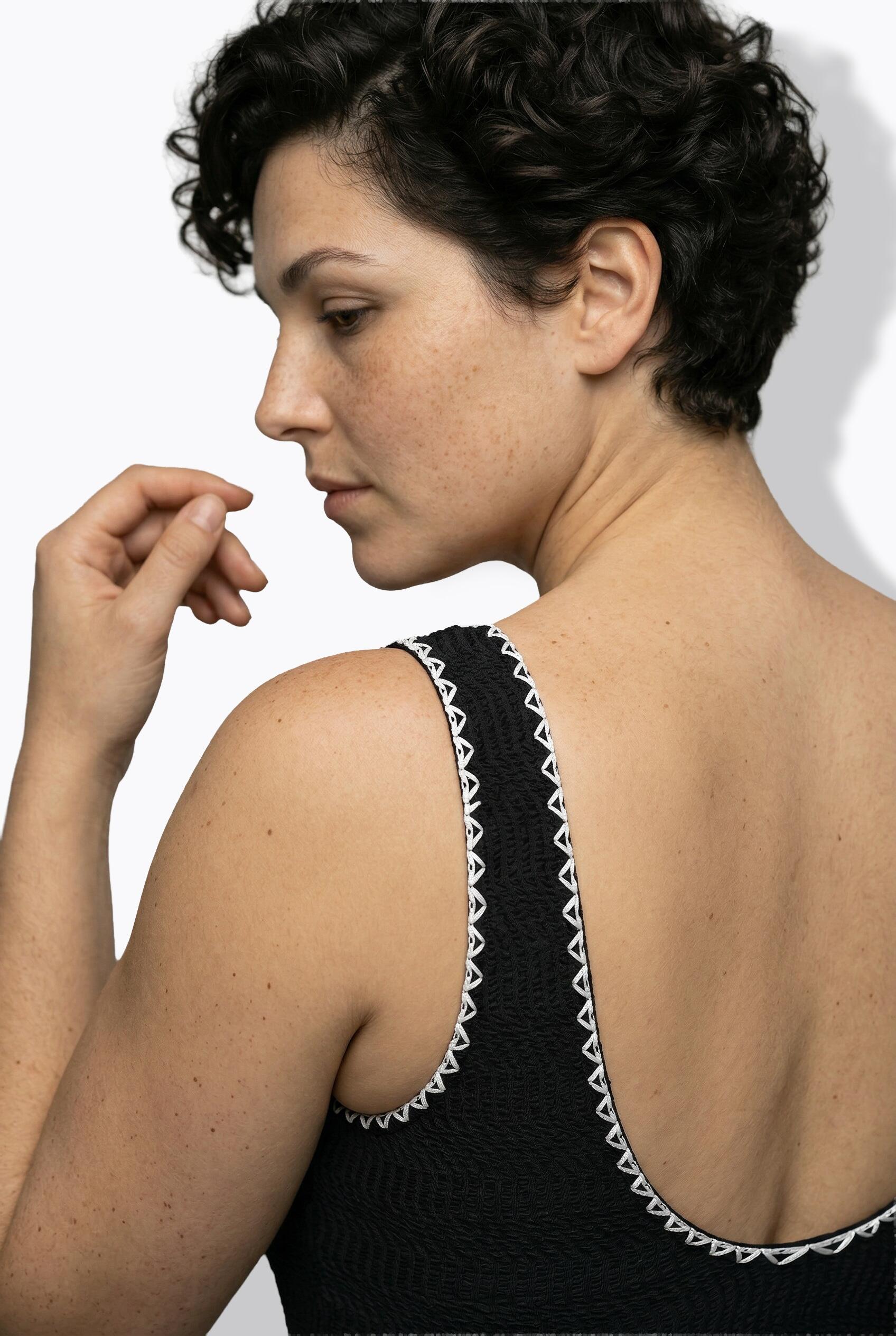 Femme Maillot de bain sans bonnets souples. Décolleté V et matière texturée 4/7