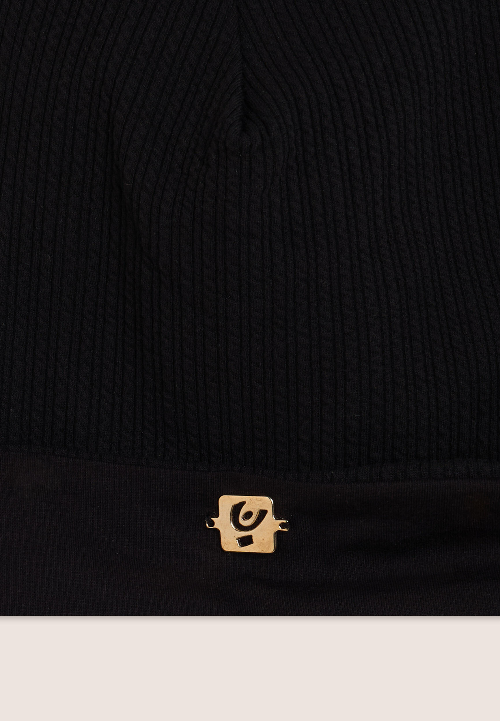 Bonnet beanie junior en tricot avec plaquette dorée 2/3