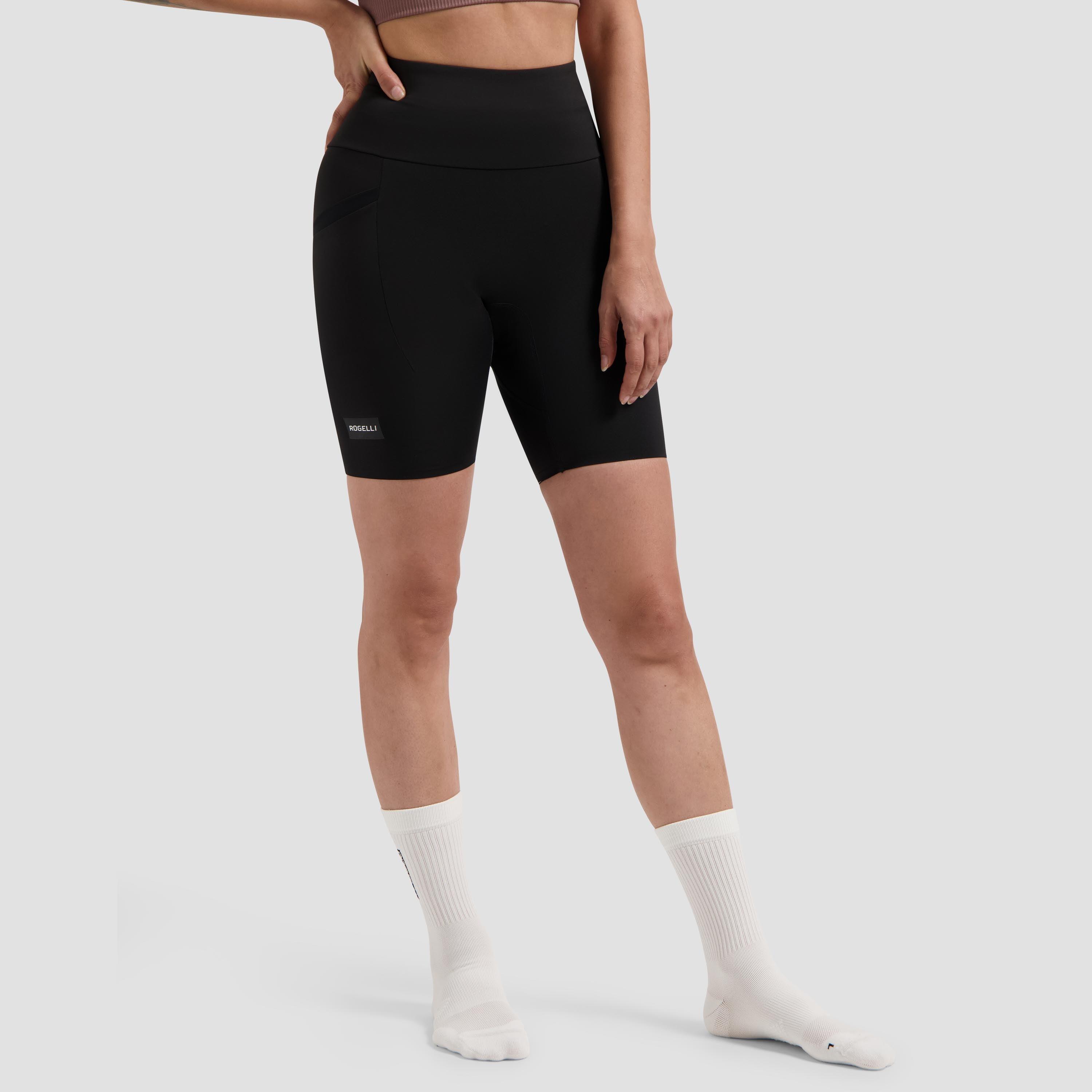 Distance, femmes en short moulant 1/7