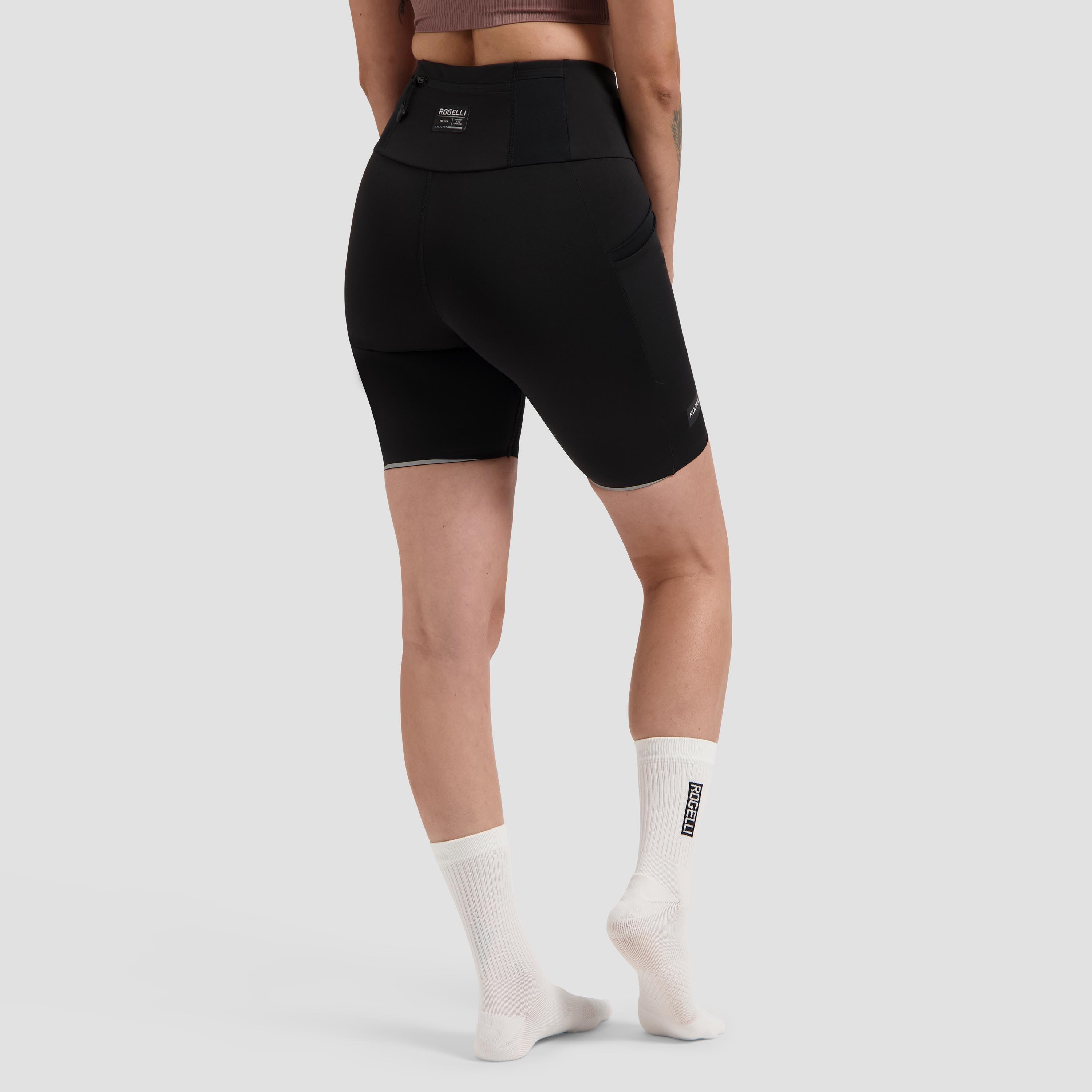 Distance, femmes en short moulant 4/7