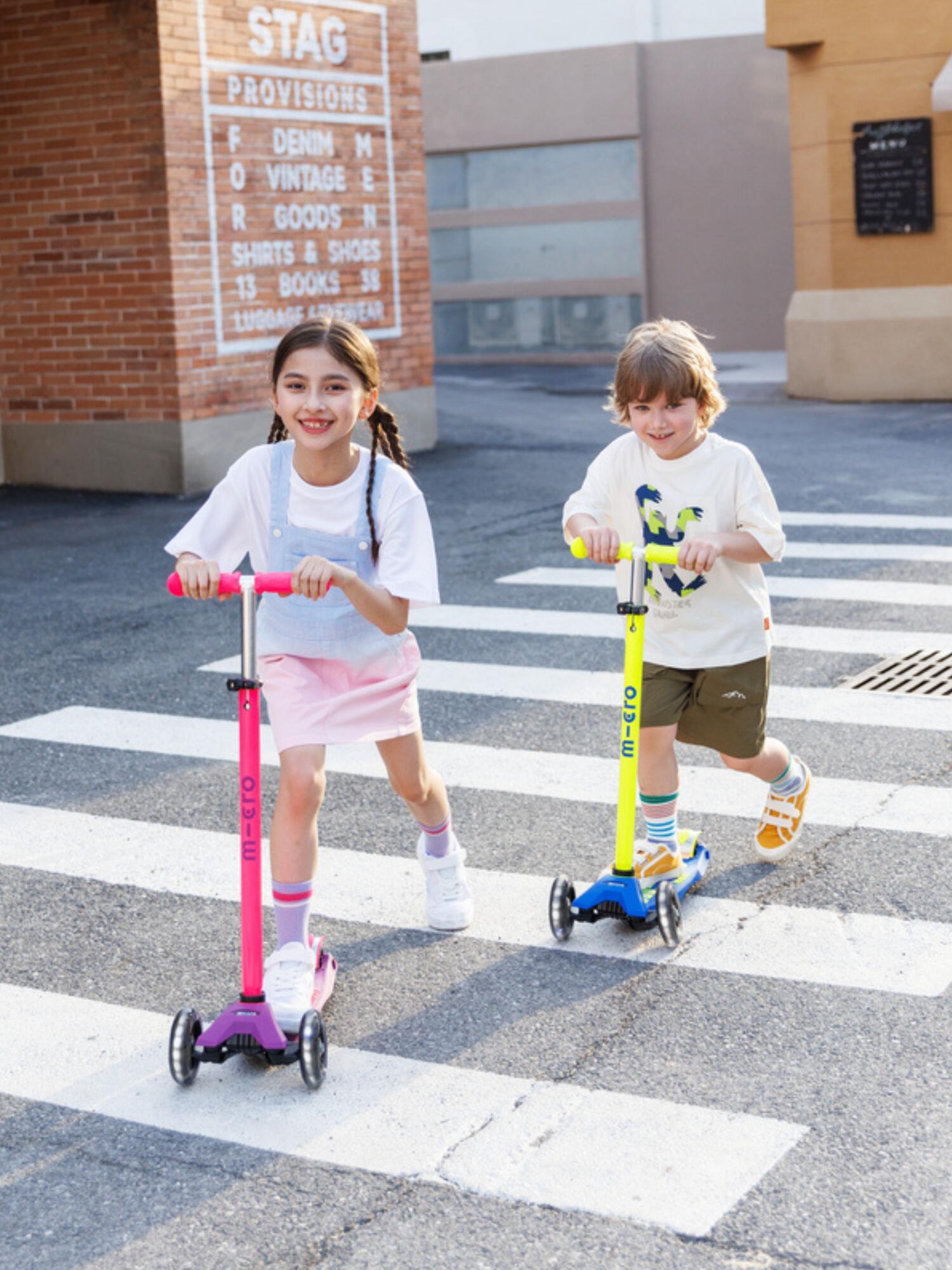 Trottinette enfant Maxi  Deluxe Néon Rose LED 3/7