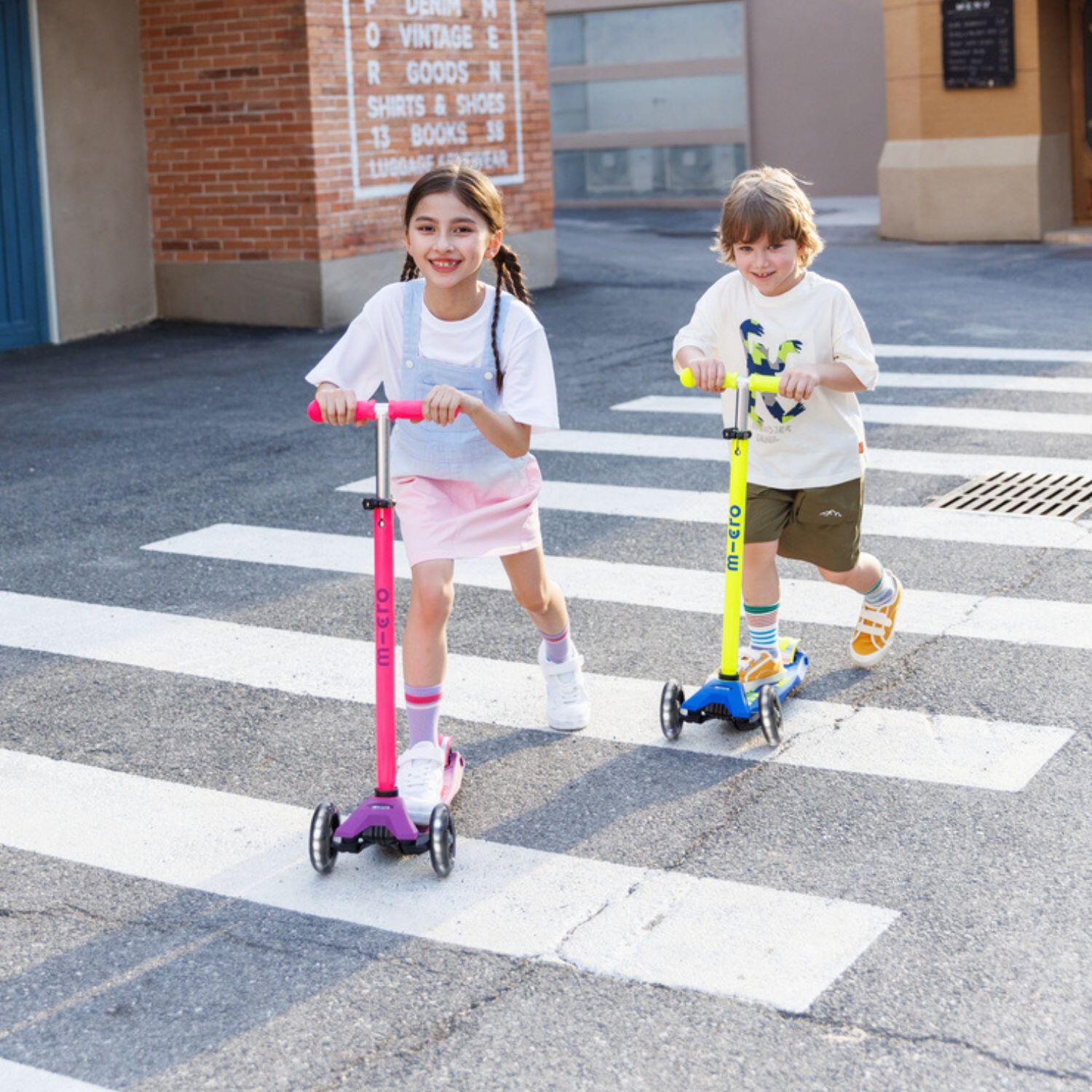 Trottinette enfant Maxi  Deluxe Néon Rose LED 2/7