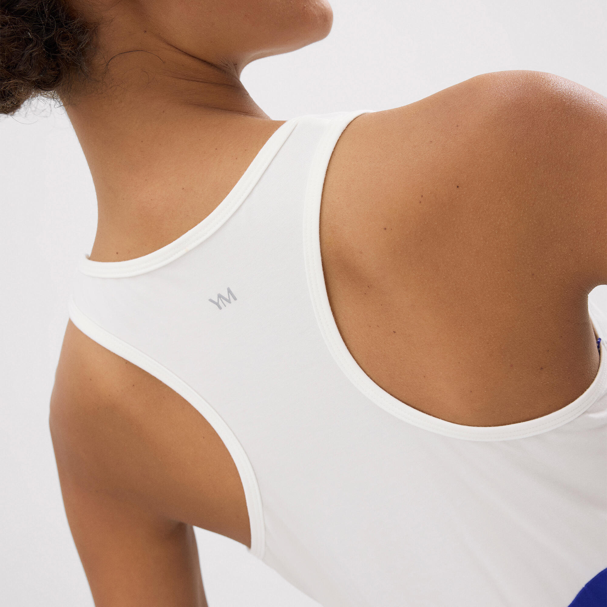 Camiseta deportiva tirantes nadadora blanca y azul eléctrico 4/4