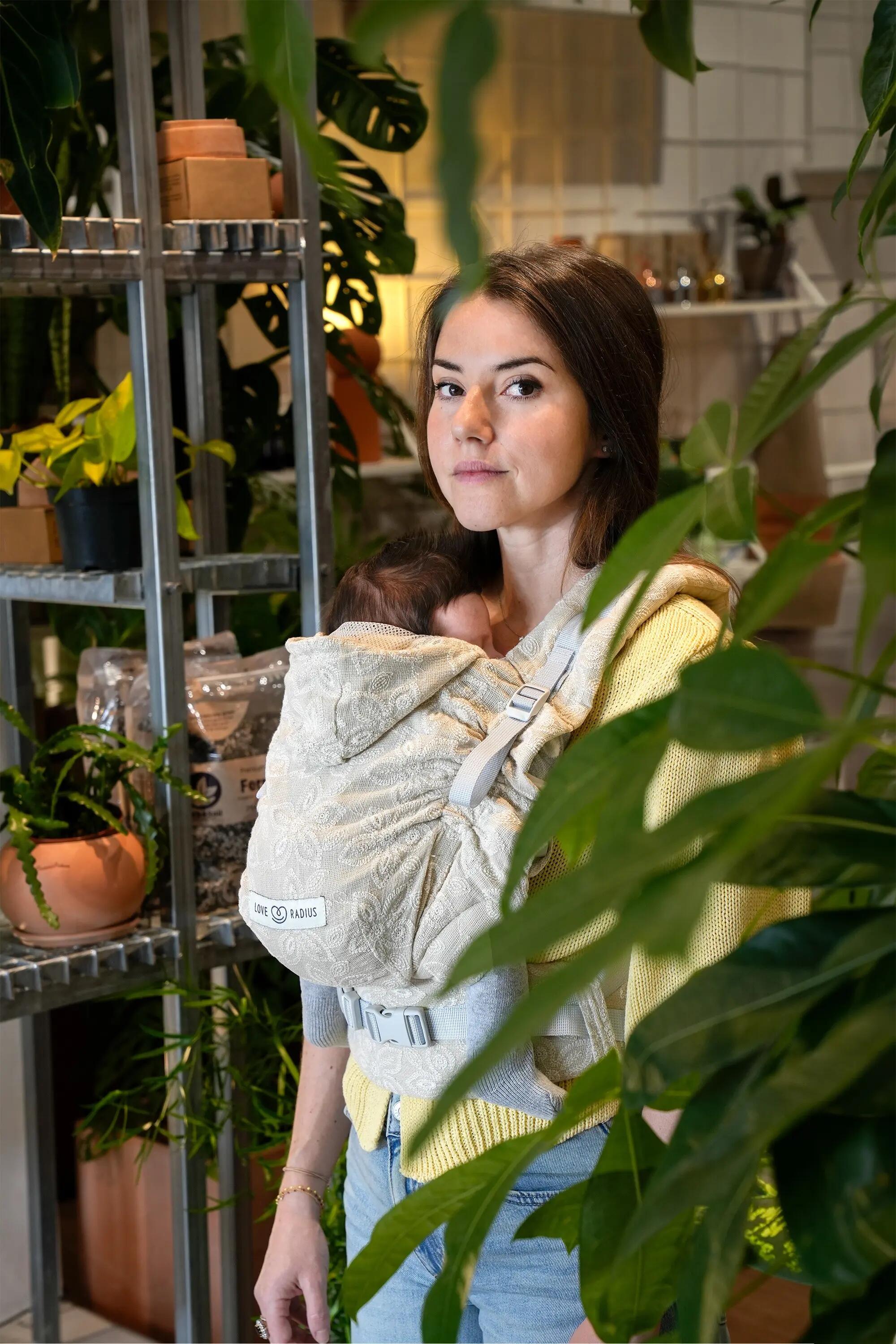 Porte-bébé HoodieCarrier 2 - Fleur de Lin 4/5