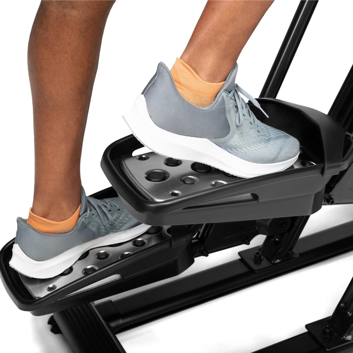 Max Trainer Total 40 – ecrã de 16”, 20 níveis, step e elíptica 4/7