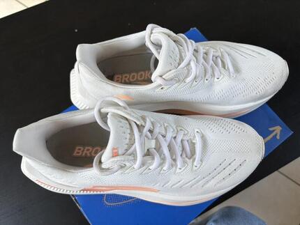 Tussen Particulieren - Brooks sportschoenen