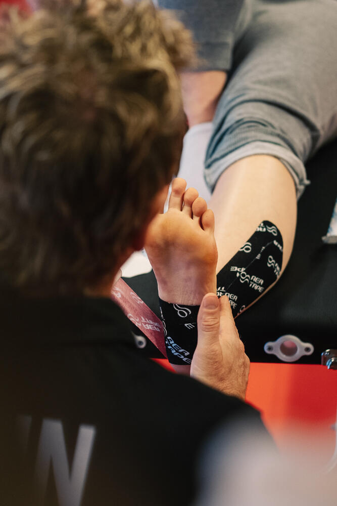 Profesjonalna taśma do kinesiology tapingu marki REA TAPE ULTRA STRONG 4/4