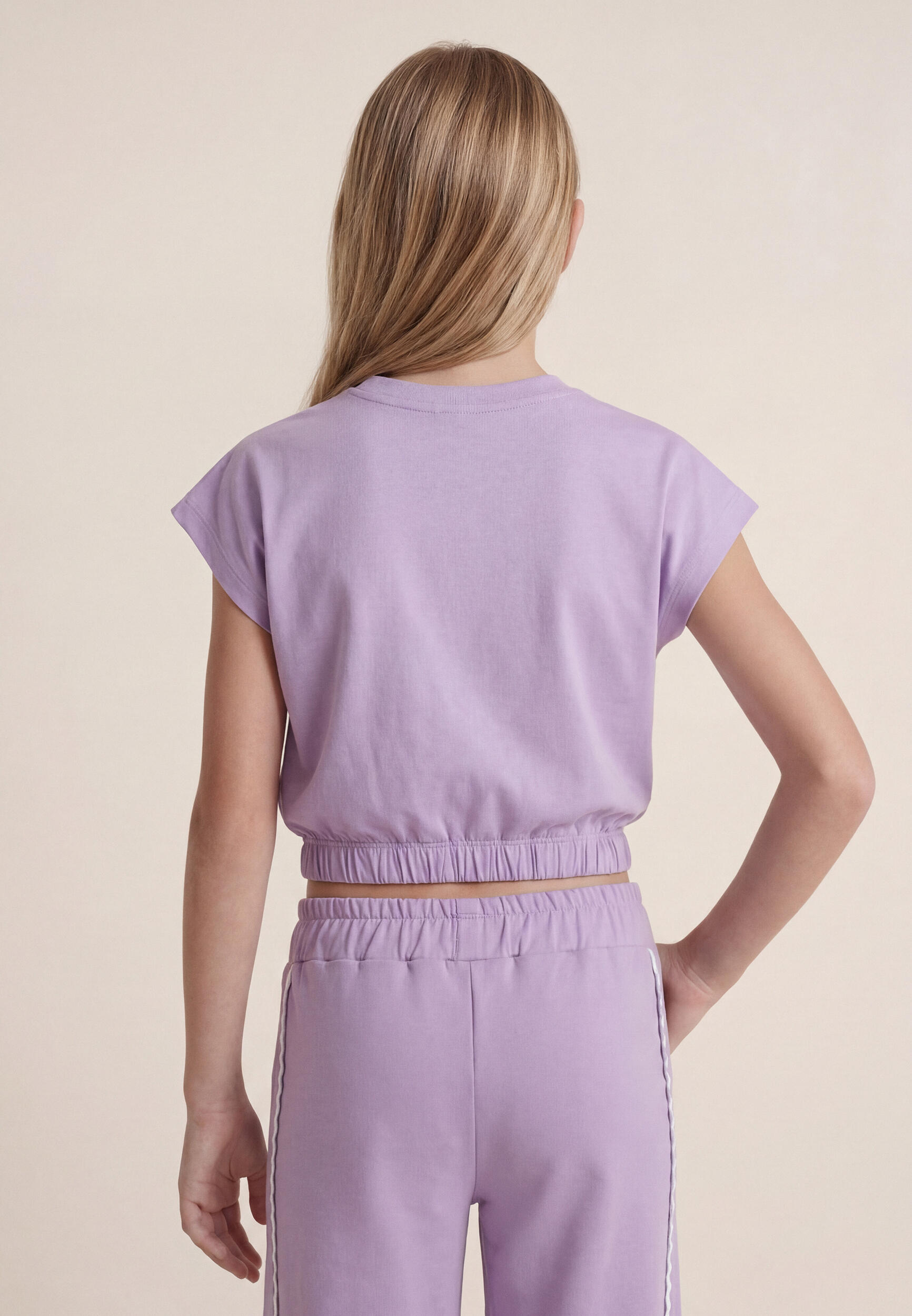 T-shirt cropped senza maniche con logo fantasia 3/4