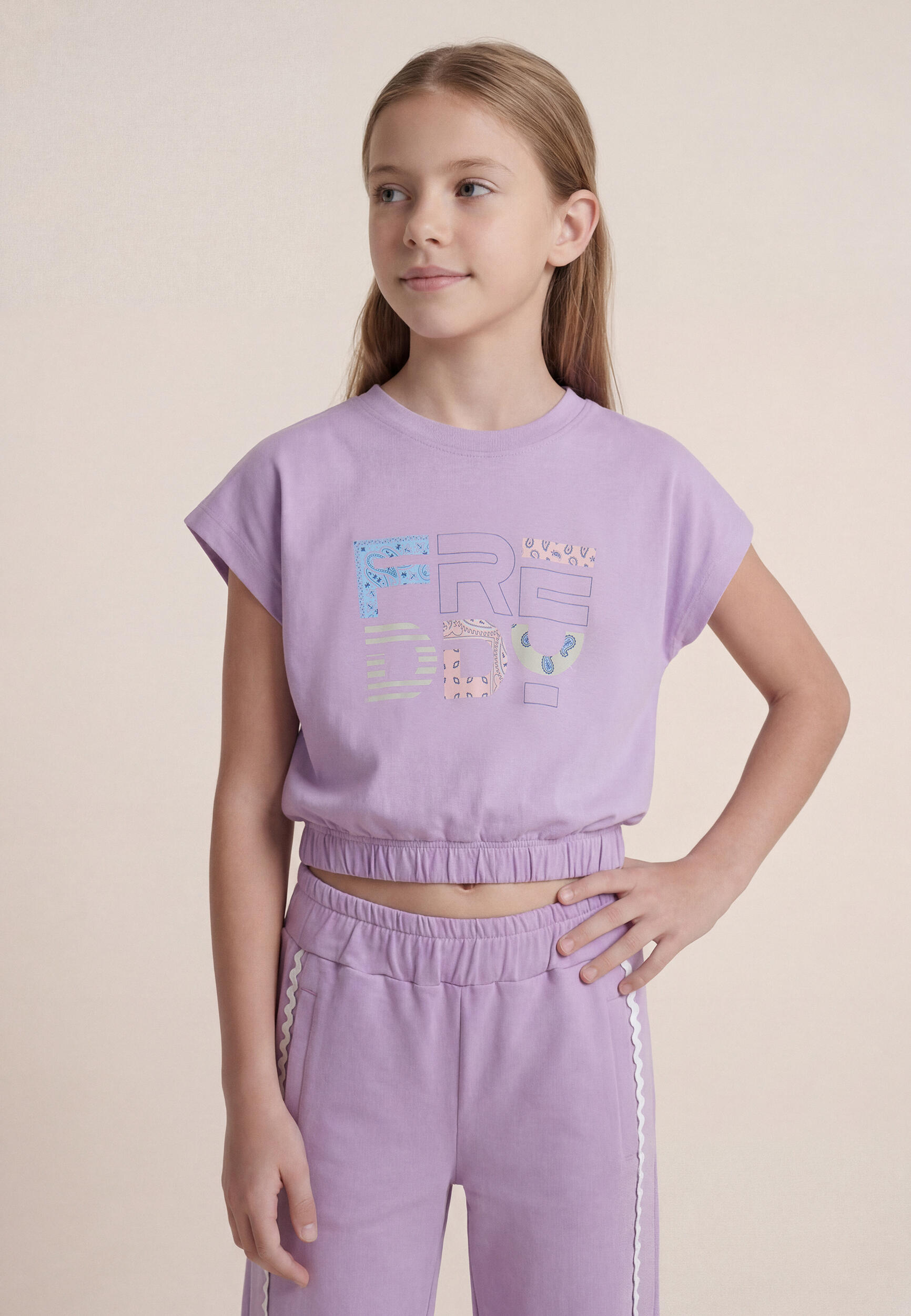 T-shirt cropped senza maniche con logo fantasia 2/4