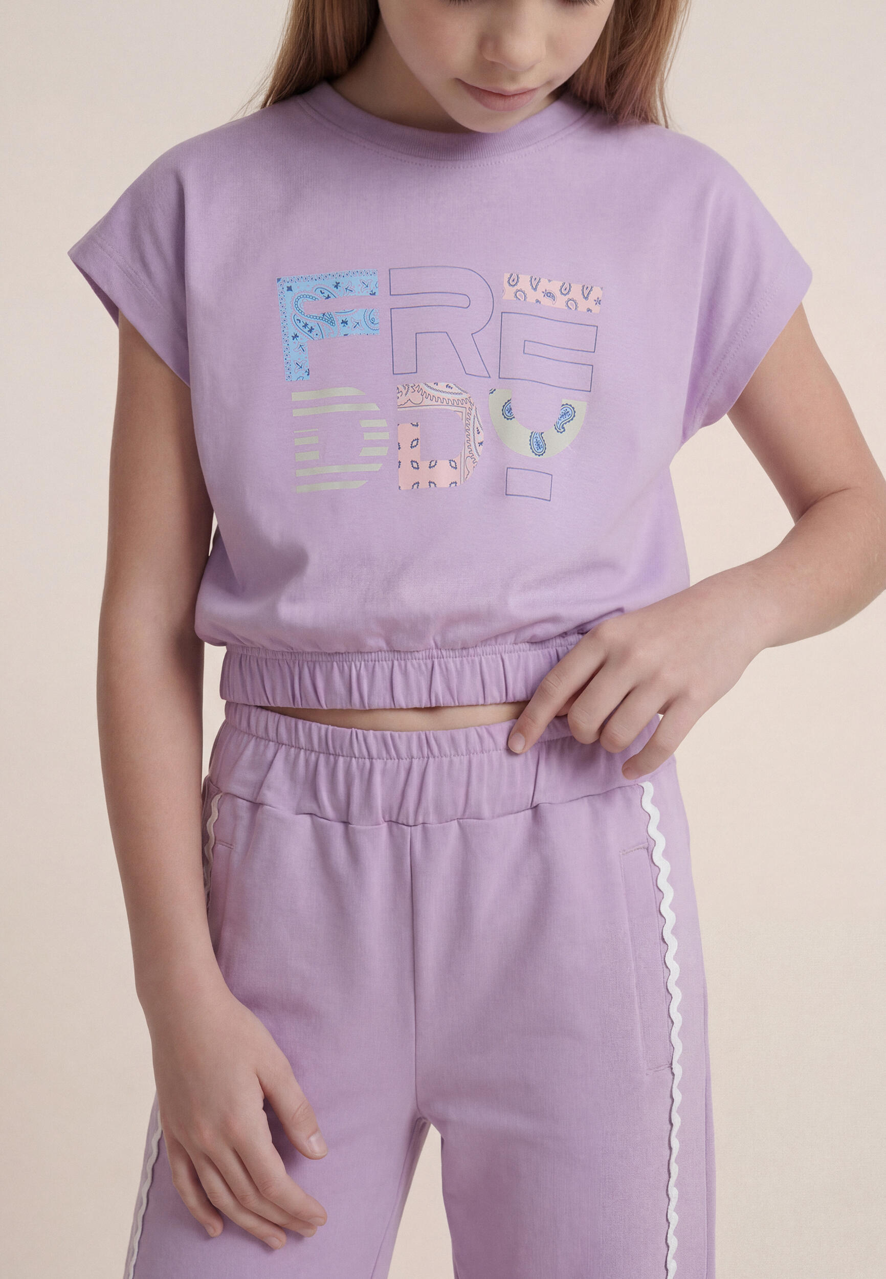 T-shirt cropped senza maniche con logo fantasia 4/4
