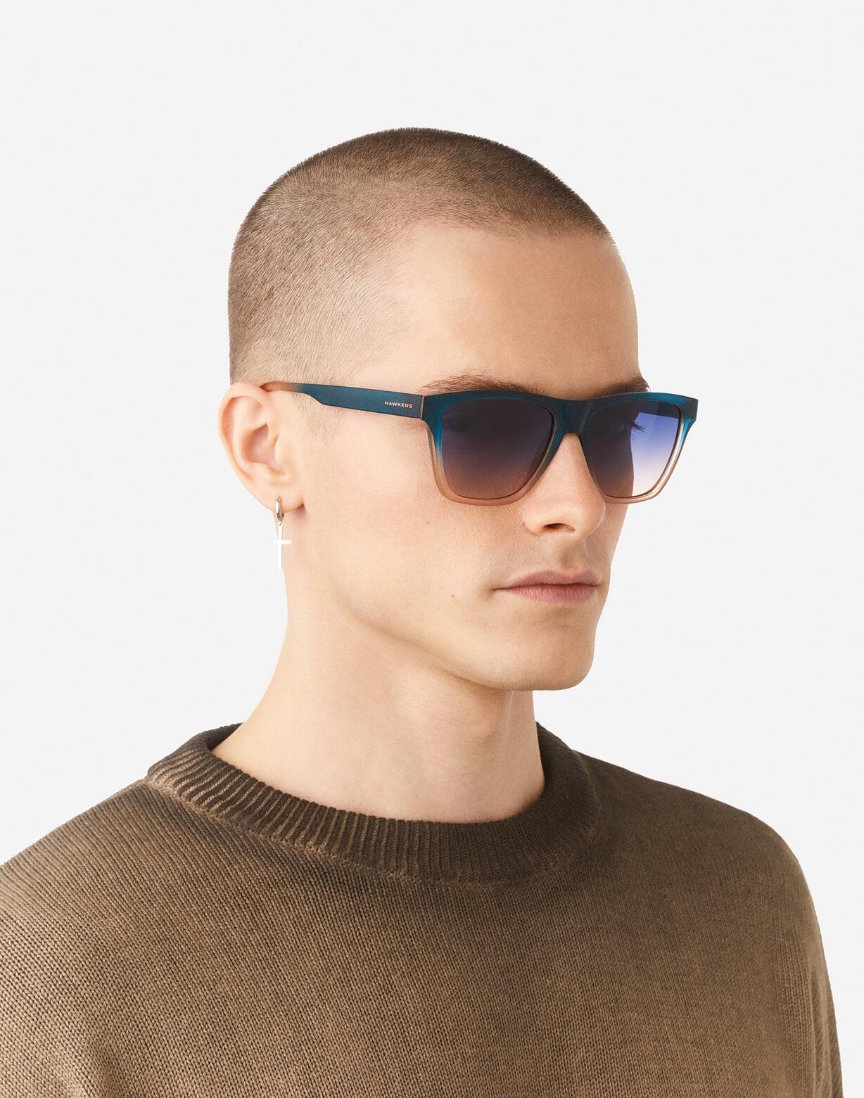 HAWKERS - Lunettes de soleil pour Homme et Femme Sunrise Bleu à Peach - ONE LS 7/8
