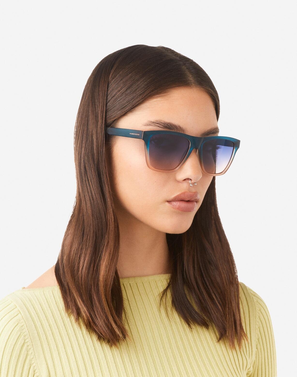 HAWKERS - Lunettes de soleil pour Homme et Femme Sunrise Bleu à Peach - ONE LS 6/8