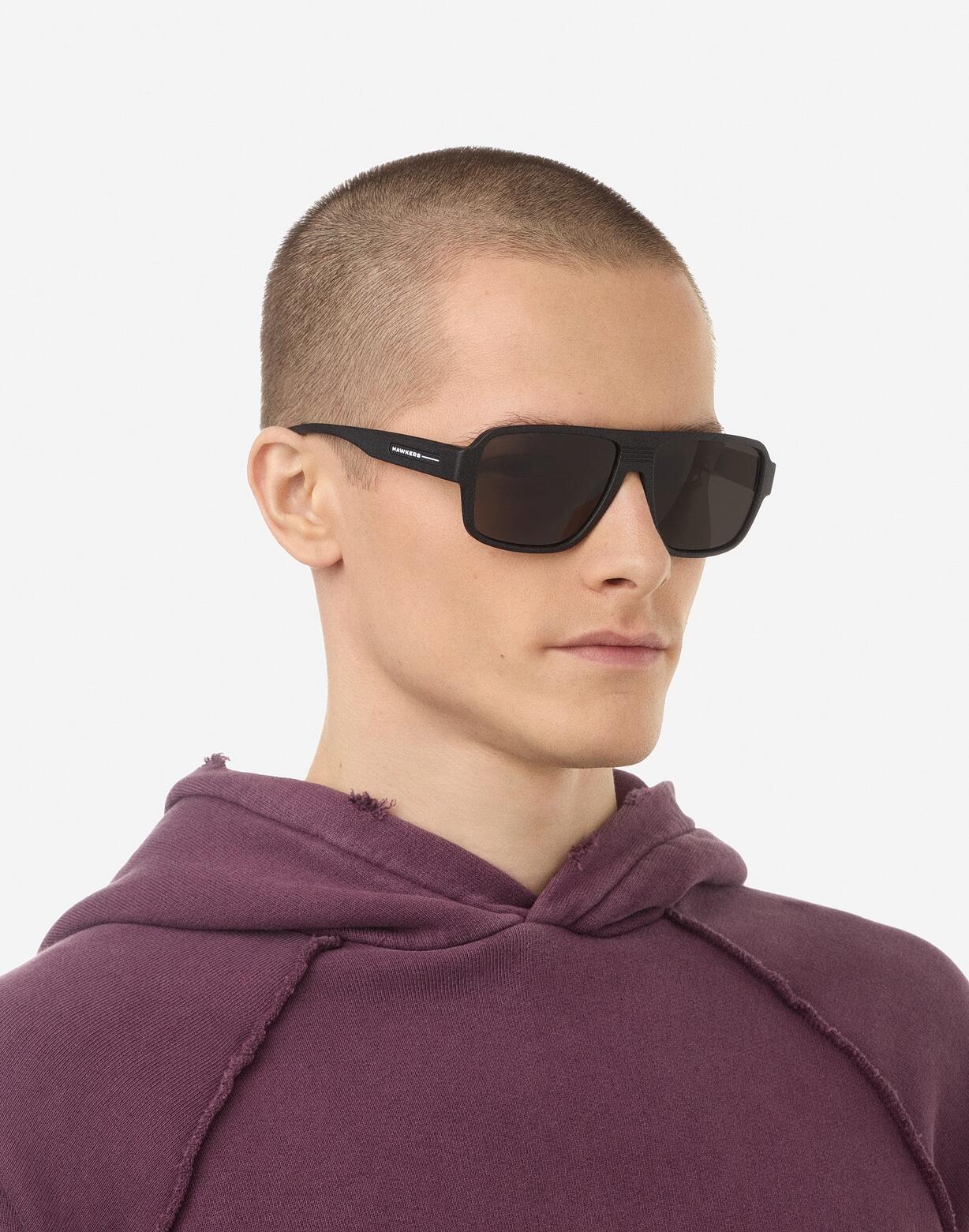 HAWKERS - Gafas de Sol para Hombre y Mujer BLACK GREY EXCLUSIVE - PARLAY 7/8