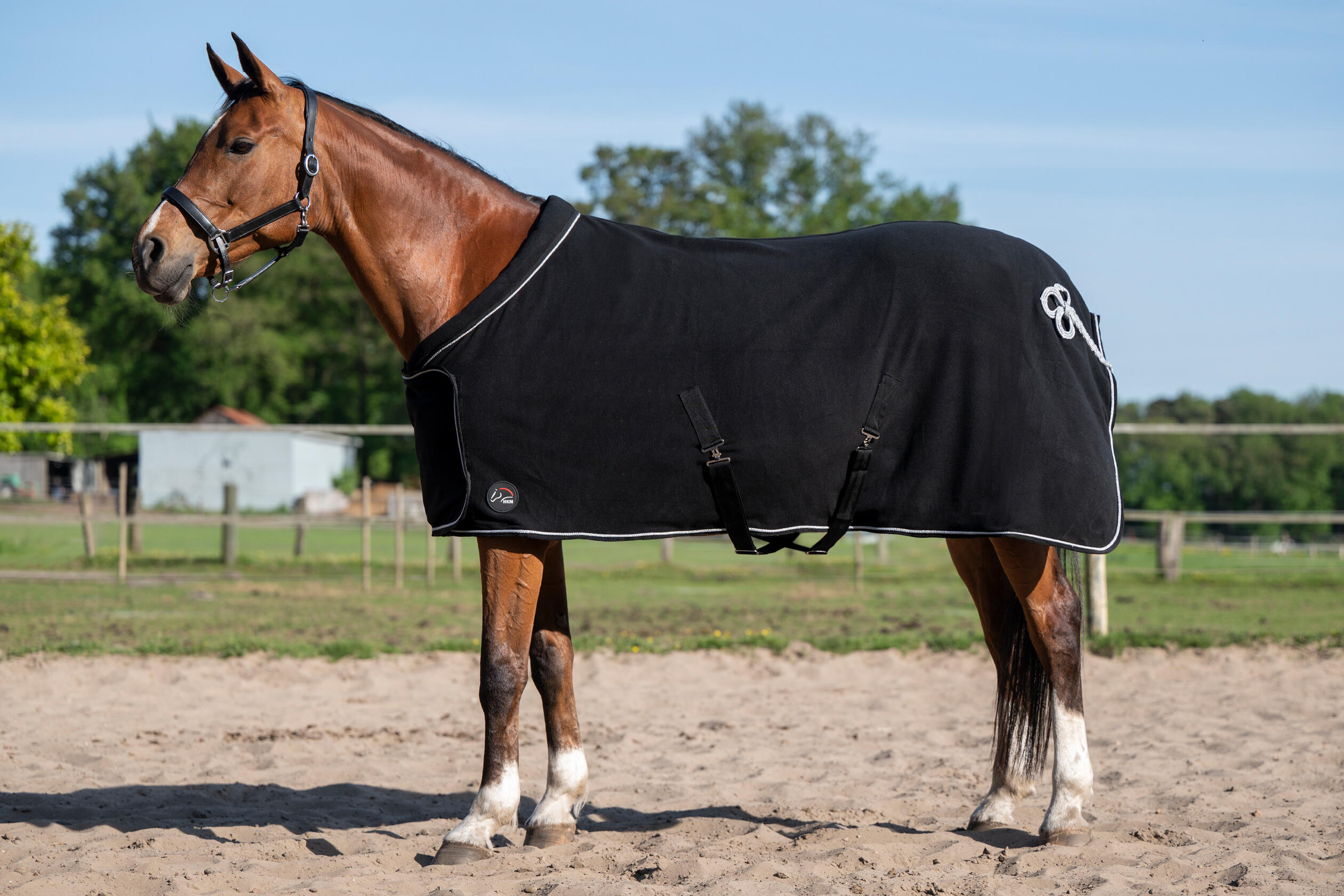 FLEECE DECKE MIT KRAGEN SCHWARZ 3/4