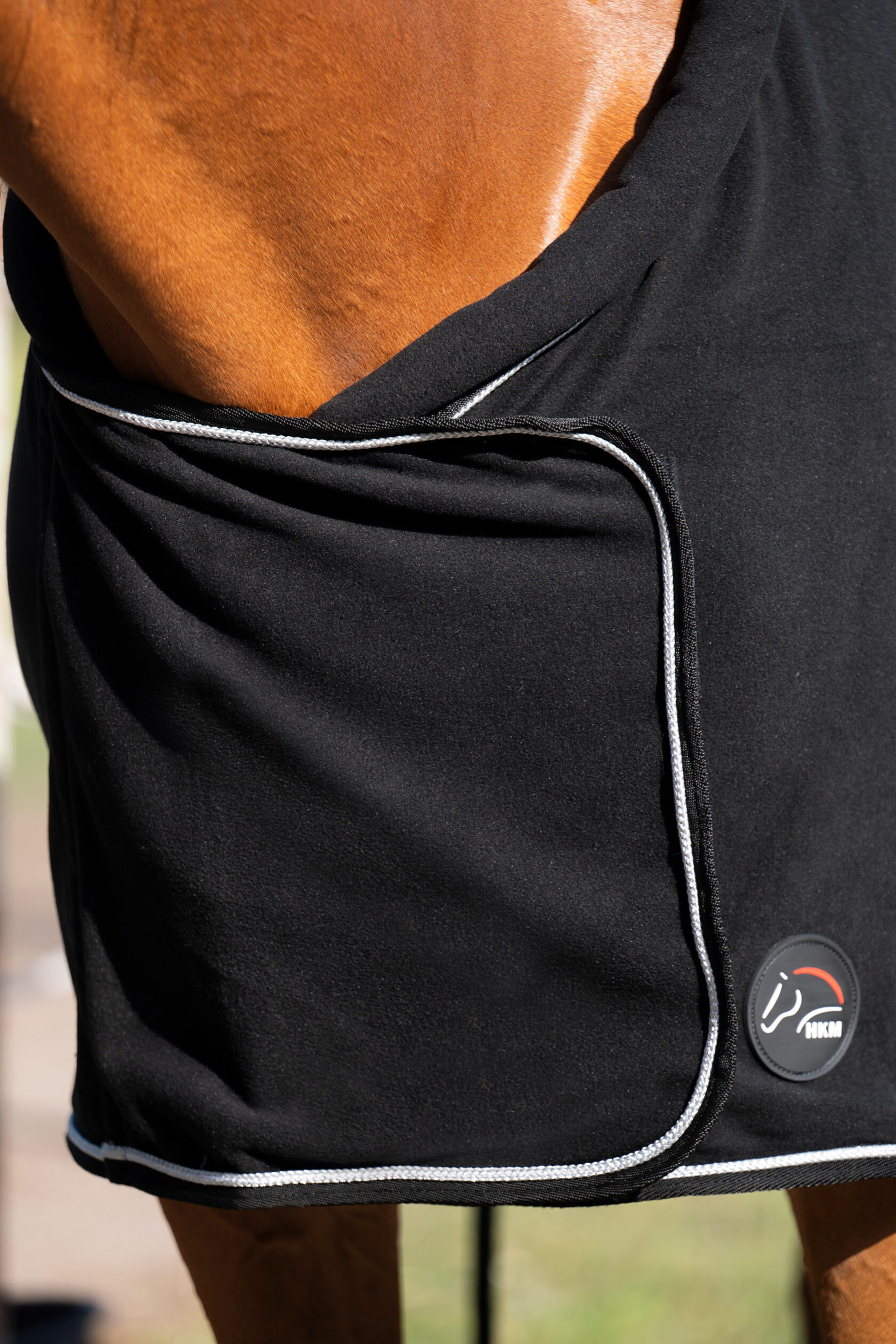 FLEECE DECKE MIT KRAGEN SCHWARZ 4/4