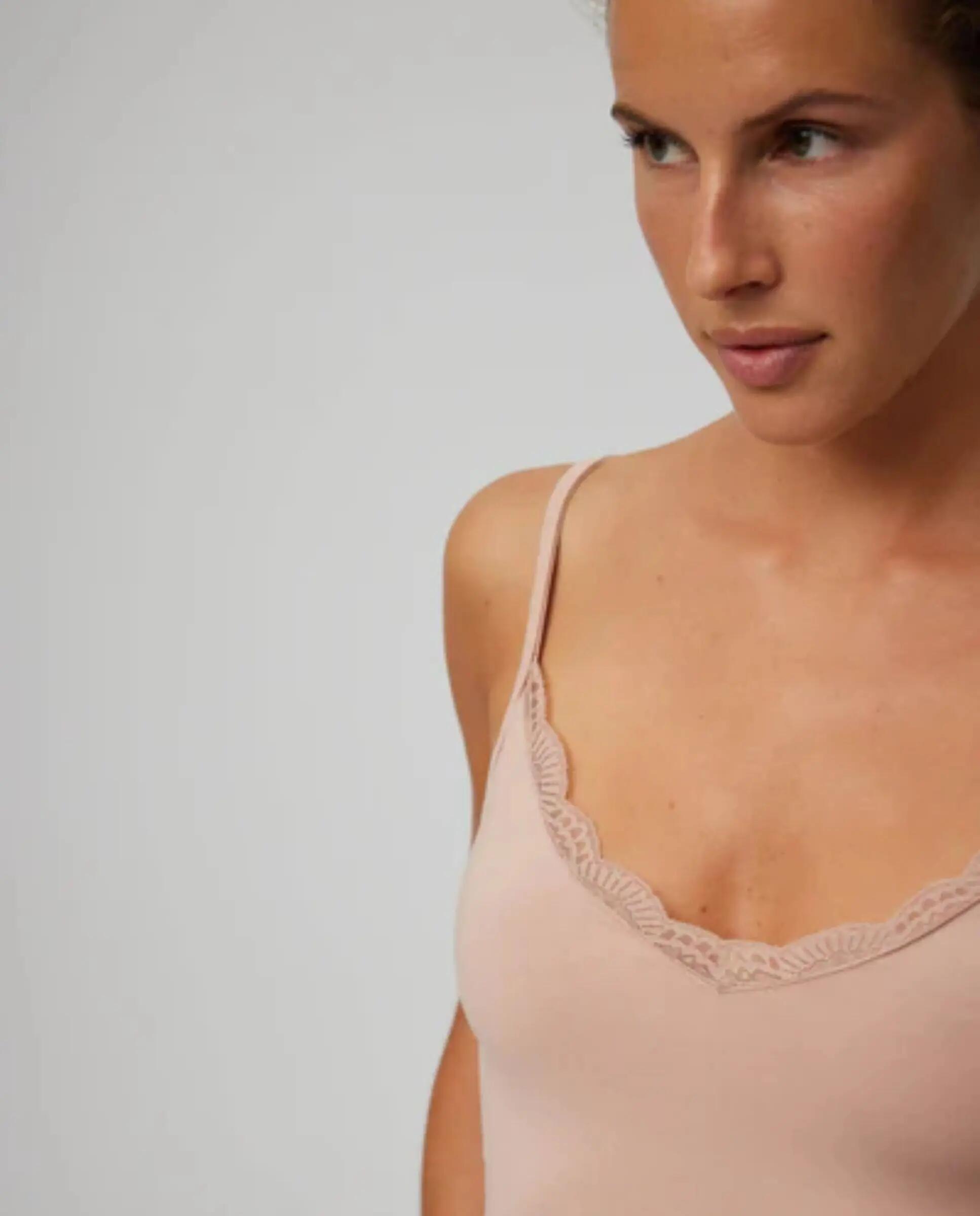 T-shirt lingerie fines bretelles en coton nude 2/7