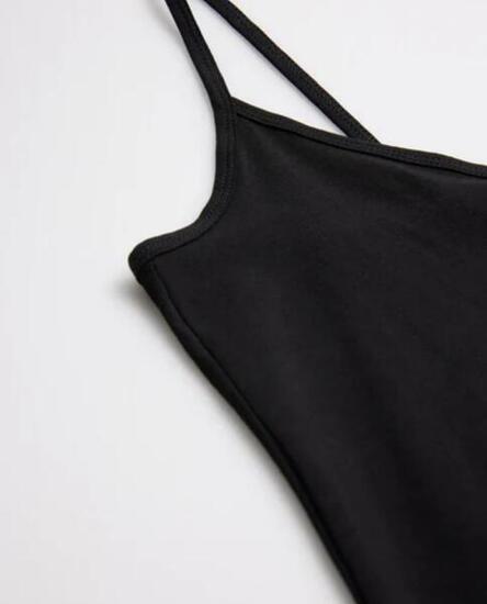 Maillot de corps noir à fines bretelles