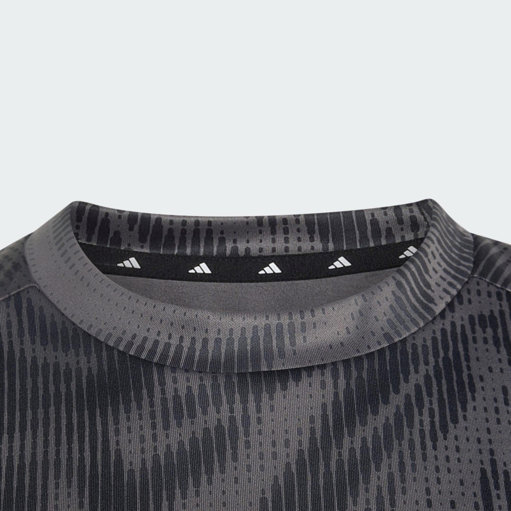 T-SHIRT COM GRÁFICO DE ÍCONES DO DESPORTO POR TODA A PARTE 2/5