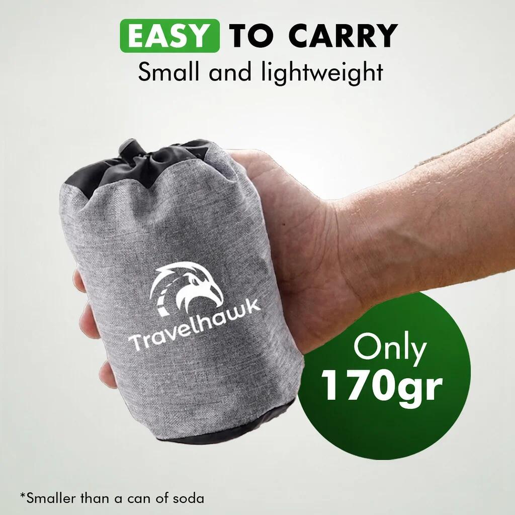 Almohada de viaje inflable y ligera de color negro. 5/6