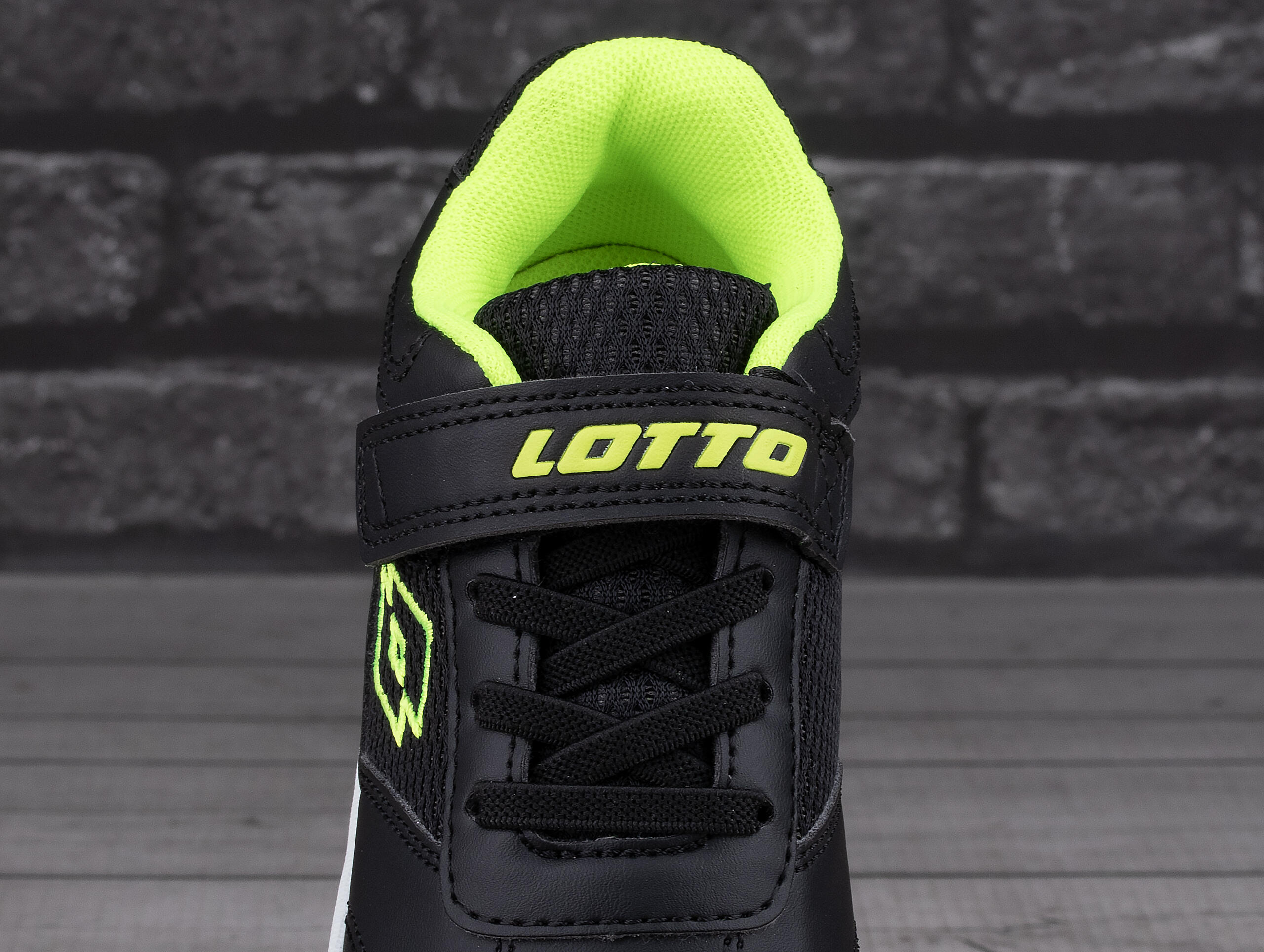 Buty do piłki noznej halowej LOTTO WHIZZER K 6/7