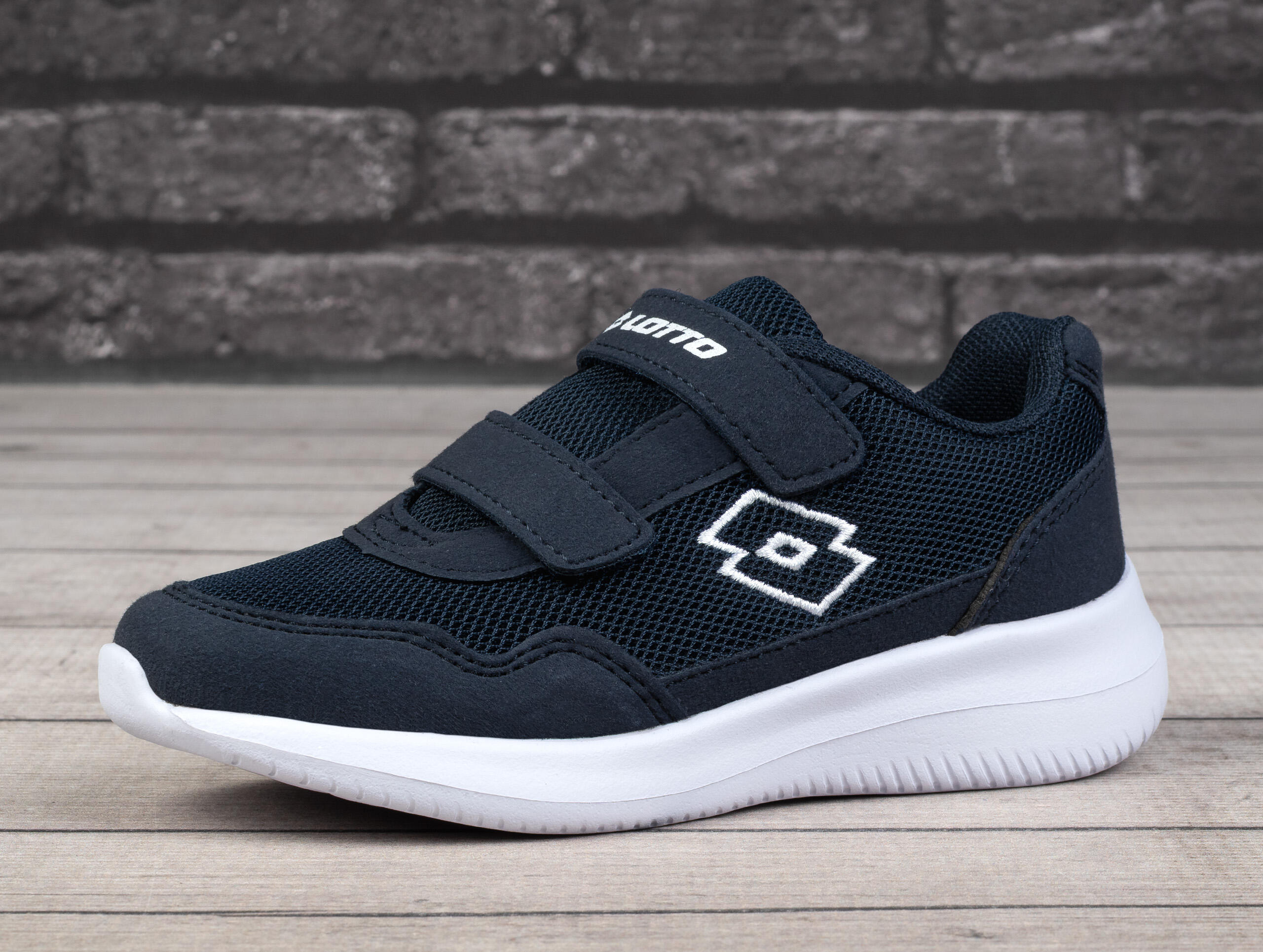 Zapatillas infantiles Lotto con velcro 3/6