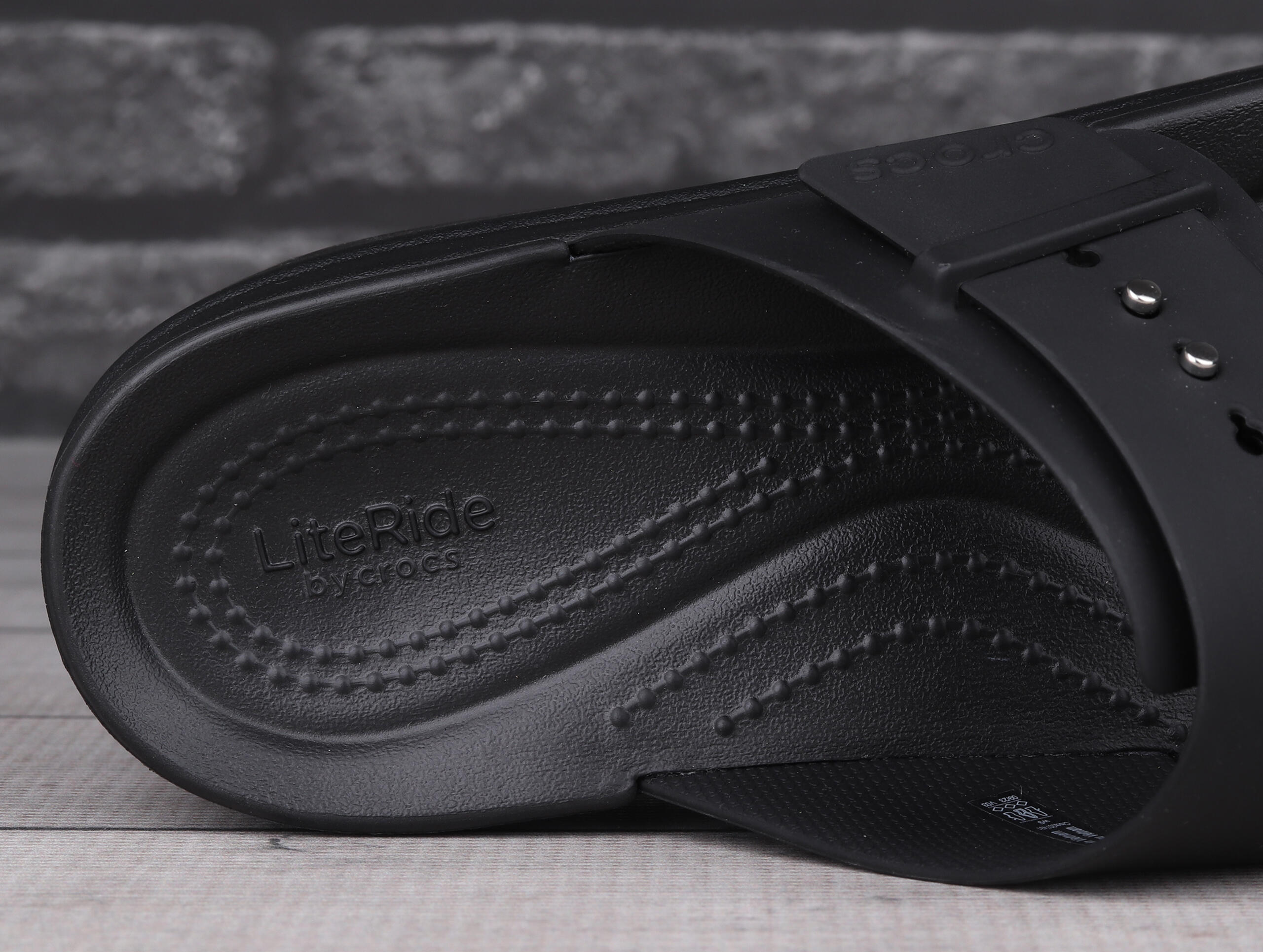 Sandalias CROCS  Brooklyn Buckle Negro  Mujer 4/7