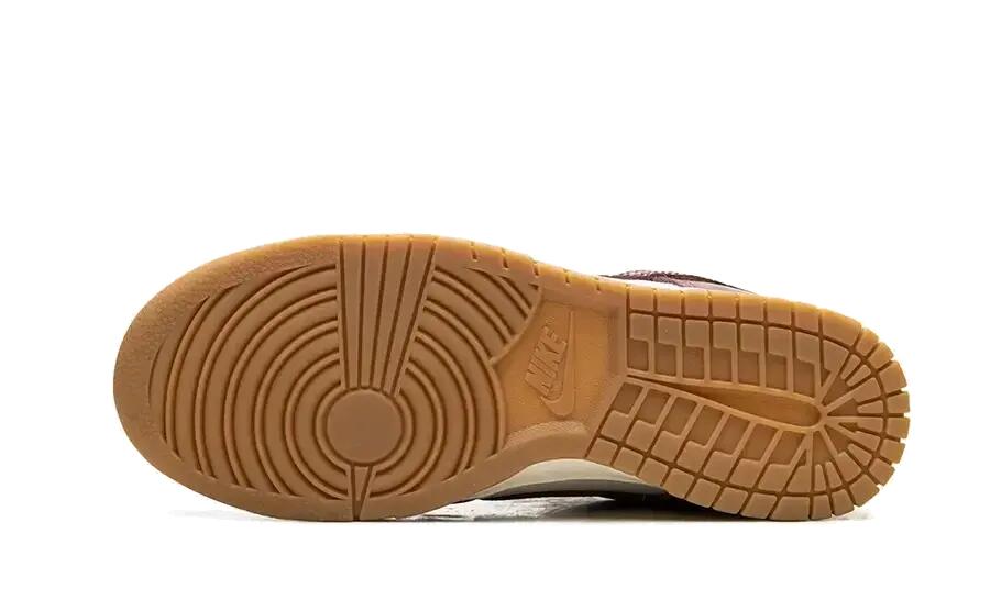 Scarpe - Lifestyle - Unisex - Basse, Stile retrò - Dunk Low LX - Dark Team Red. 4/4