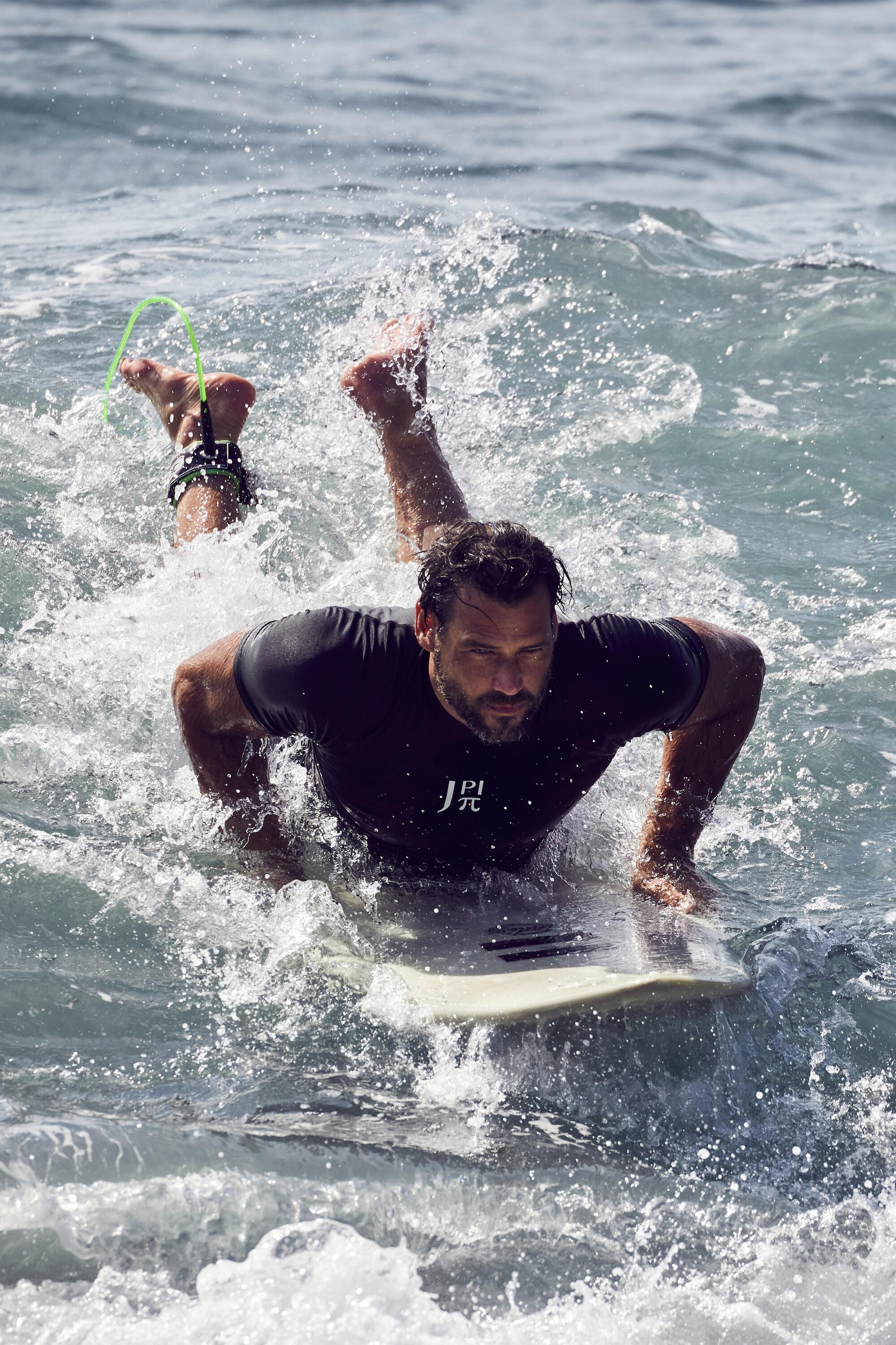 Hommes T-shirt de surf. Manches courtes et col montant. Protection UV 5/5