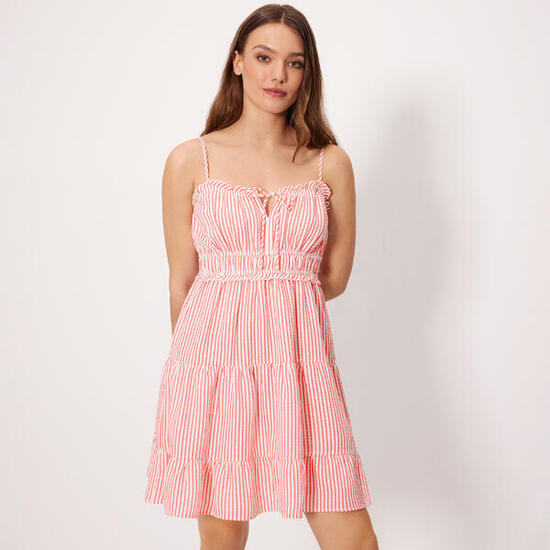 Robe courte à bretelles et empiècements, en mousseline rose à rayures