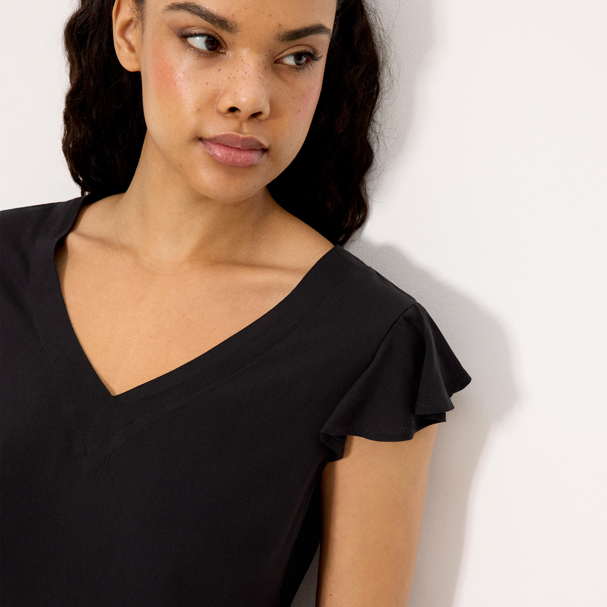 robe courte noire à col en V 3/4