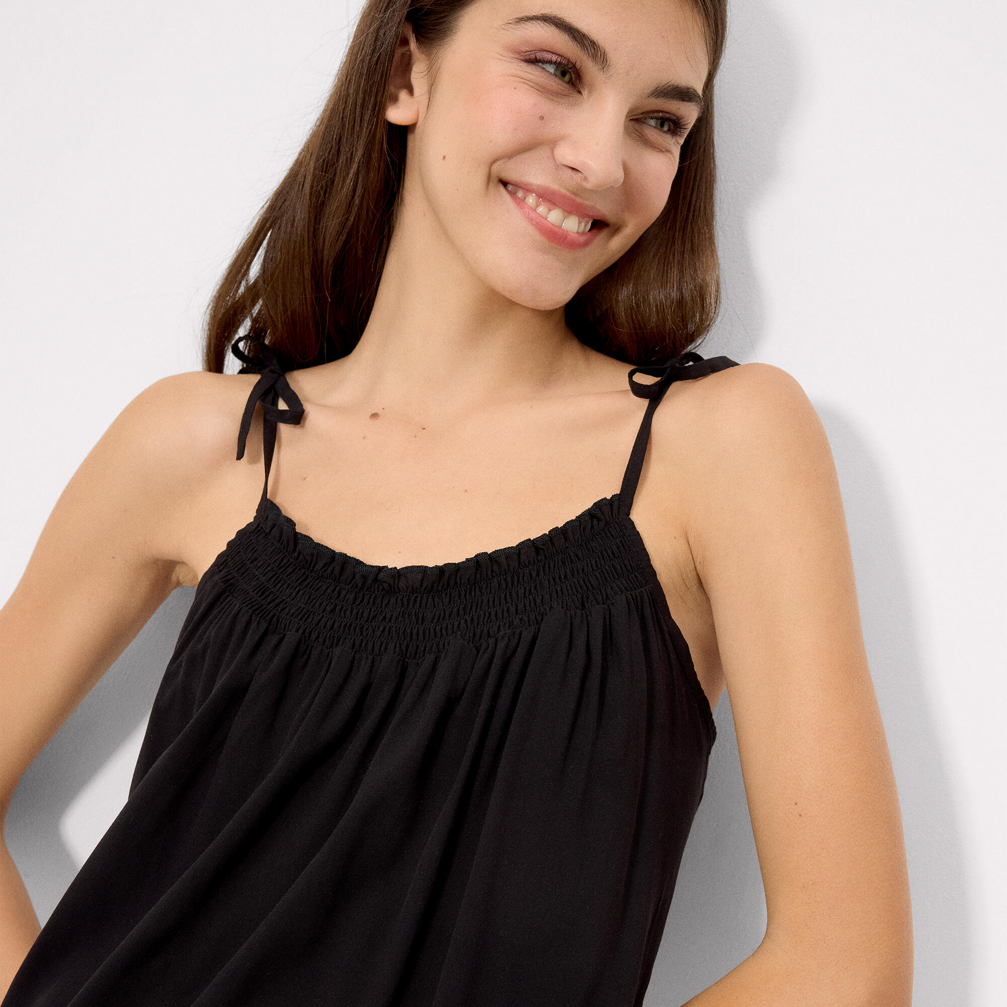 Vestido mini básico tirantes anudados negro 3/4