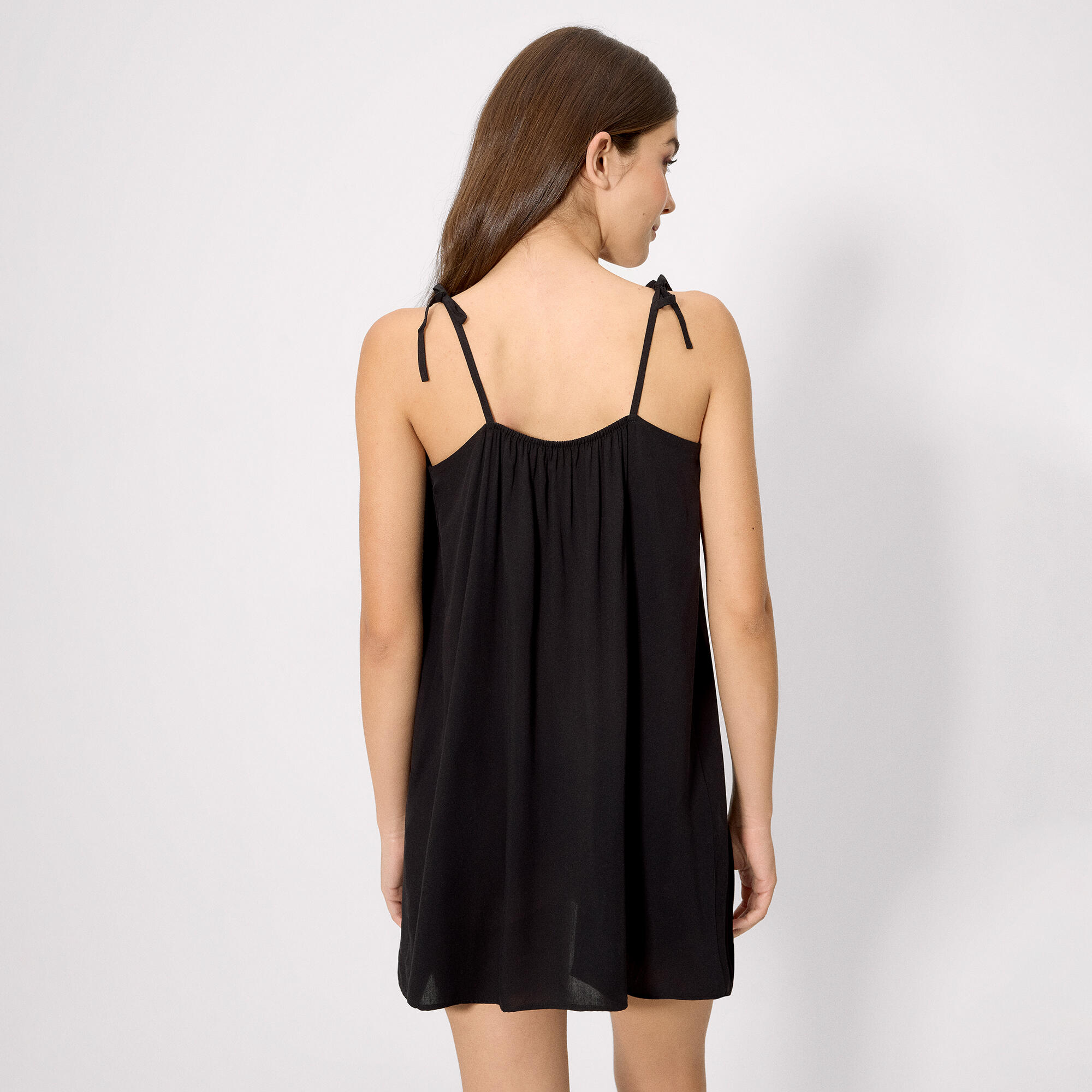 Vestido mini básico tirantes anudados negro 2/4