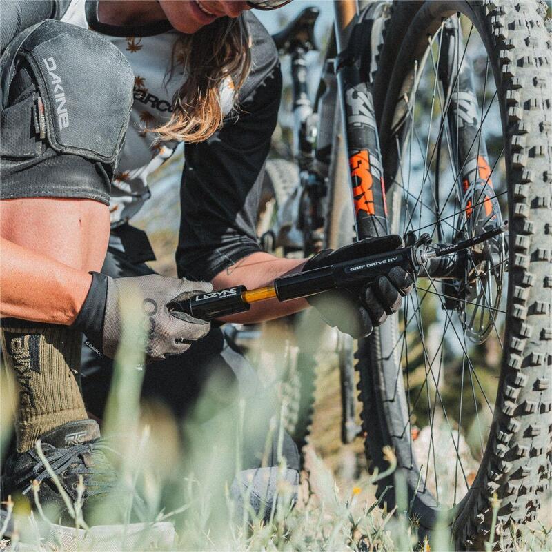 Lezyne pompa manuală HV Grip Drive S (18,6 cm) - aluminiu, furtun ABS integrat