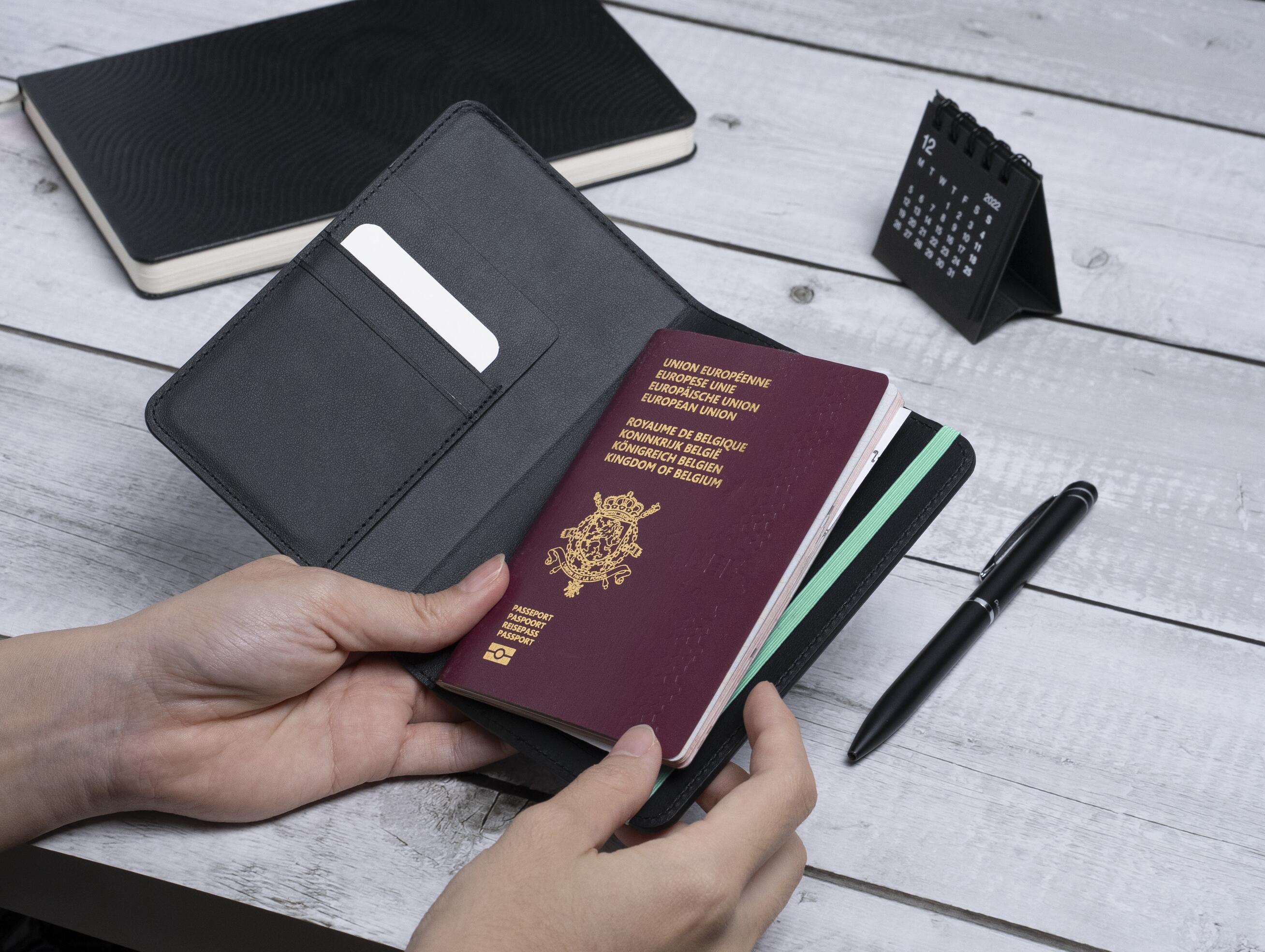 Étui passeport AirPass compatible Apple Find My - Scapade© 3/5
