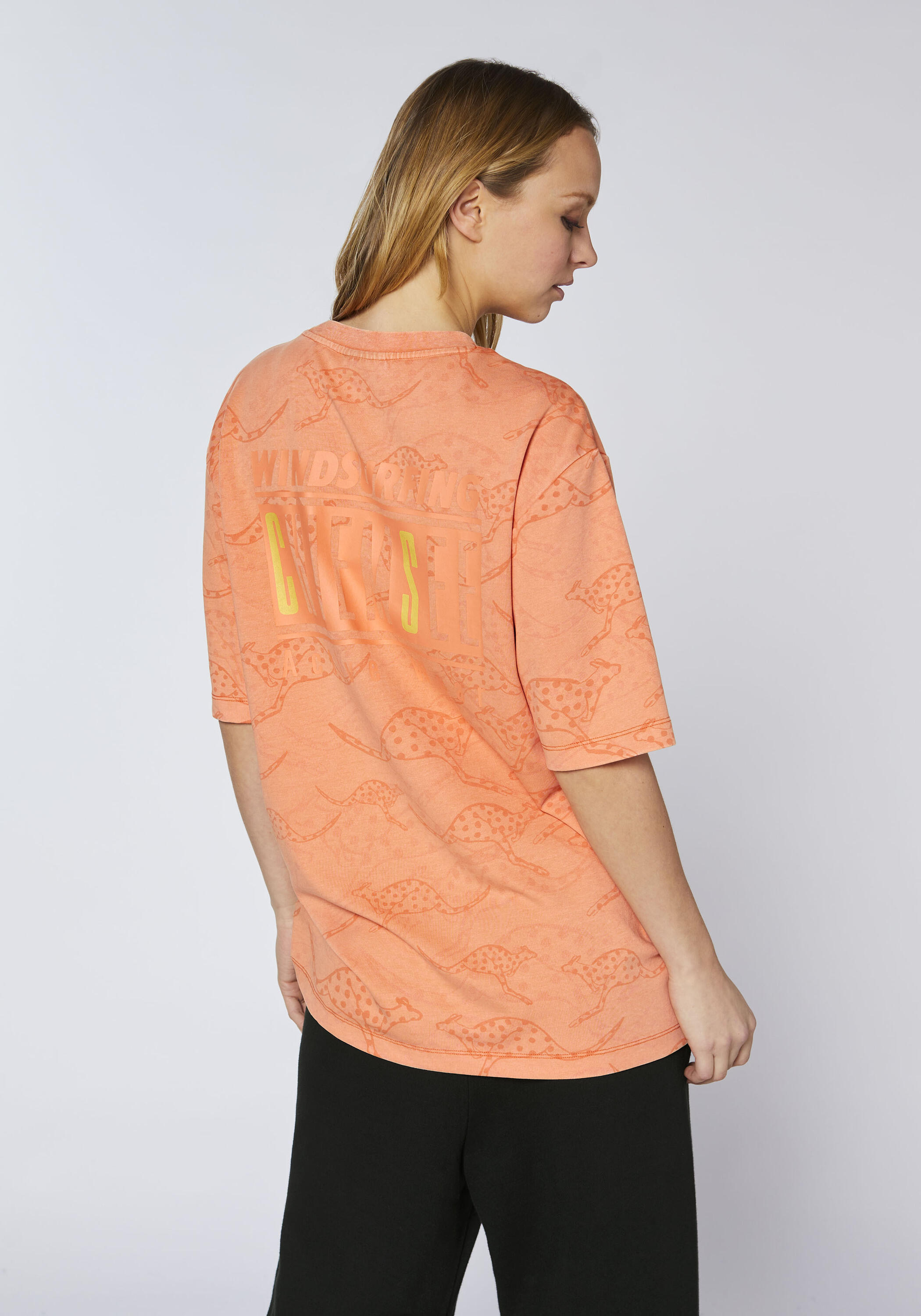 T-Shirt mit Allover-Print und großem Retro-Rückenprint 4/7