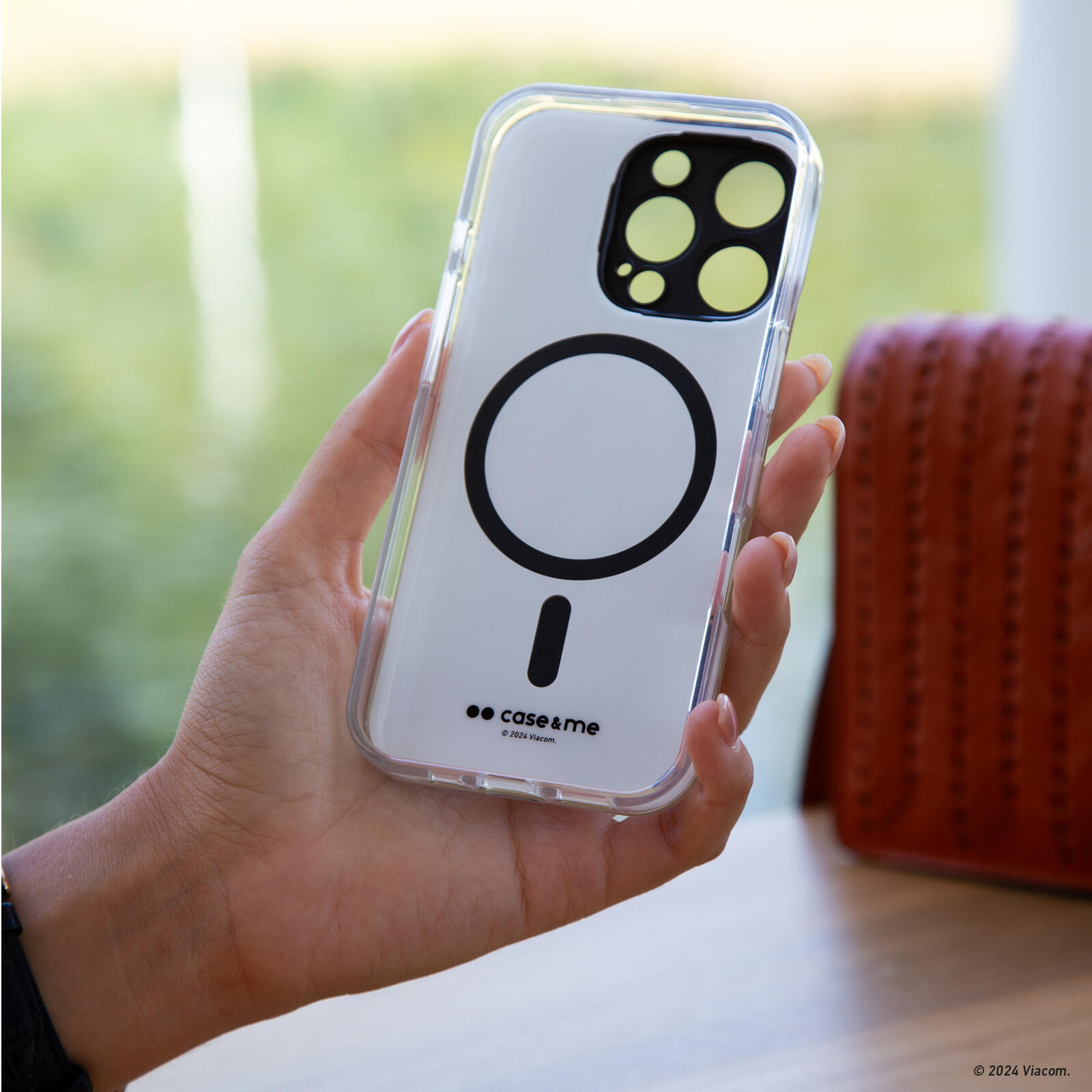 Cover Emily in Paris compatibile MagSafe per iPhone 16 Pro Max 6/6