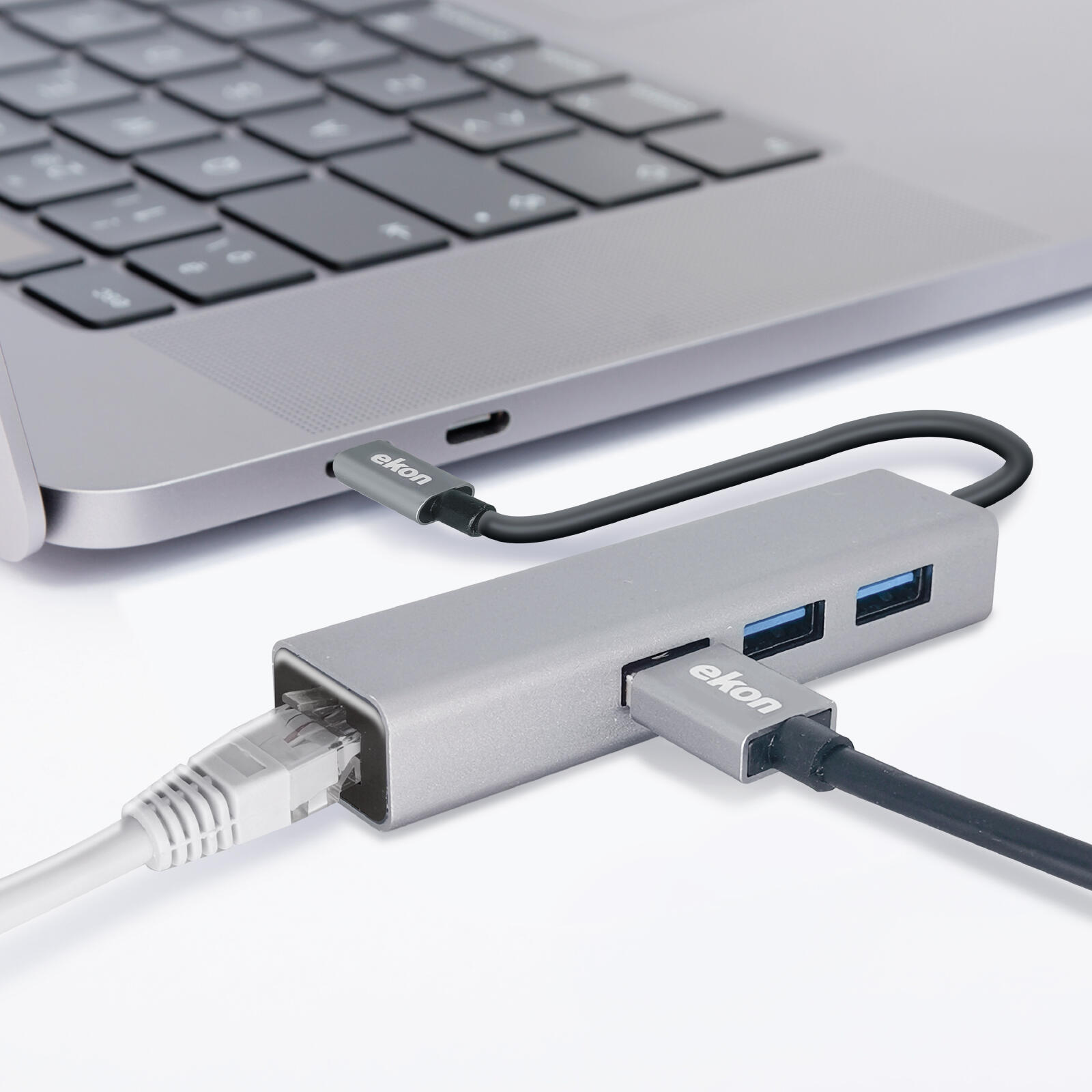 Hub en aluminium avec 3 ports USB 3.0, câble USB-C et port Ethernet RJ45. 2/3