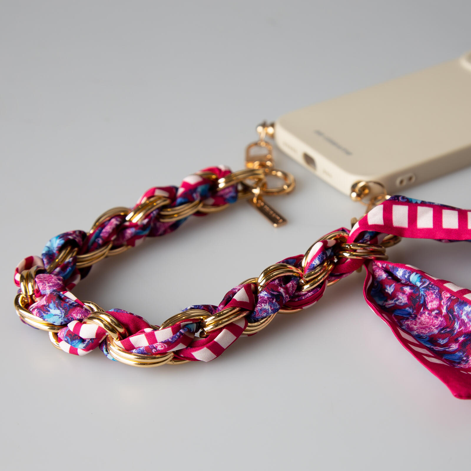 Coque pour iPhone 14 Pro avec chaîne de poignet et foulard 3/6