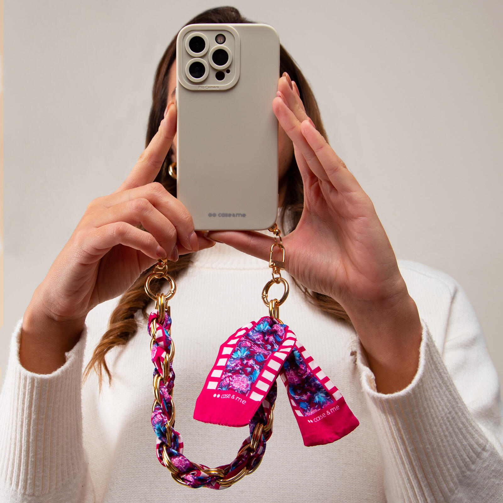 Coque pour iPhone 14 Pro avec chaîne de poignet et foulard 2/6