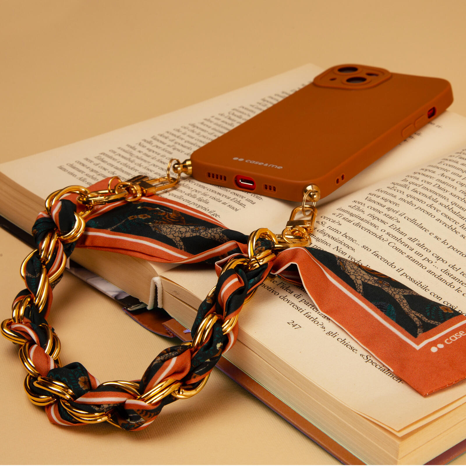 Coque pour iPhone 13 avec chaîne de poignet et foulard 3/6