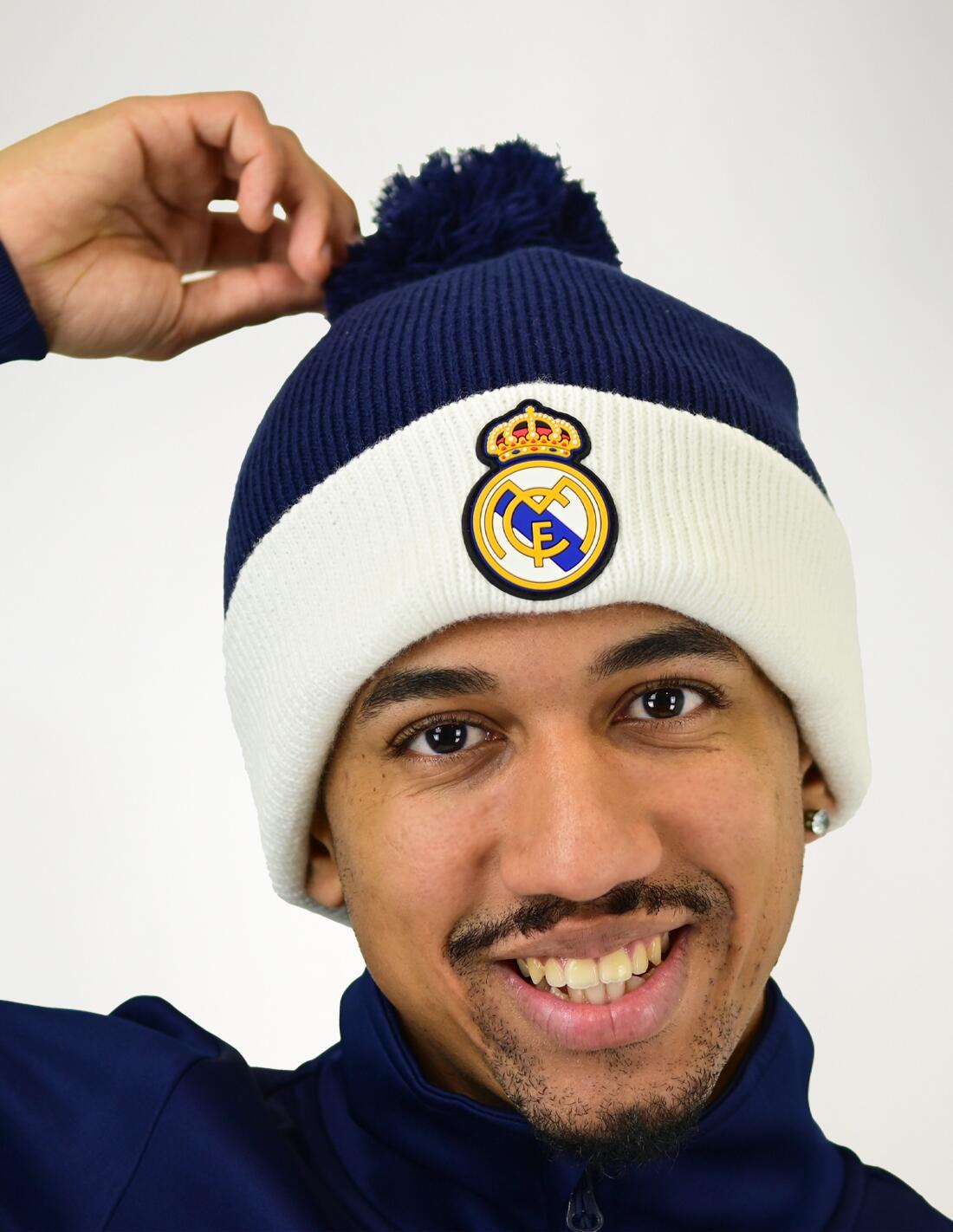 Gorro Real Madrid Bicolor con Borla 3/4