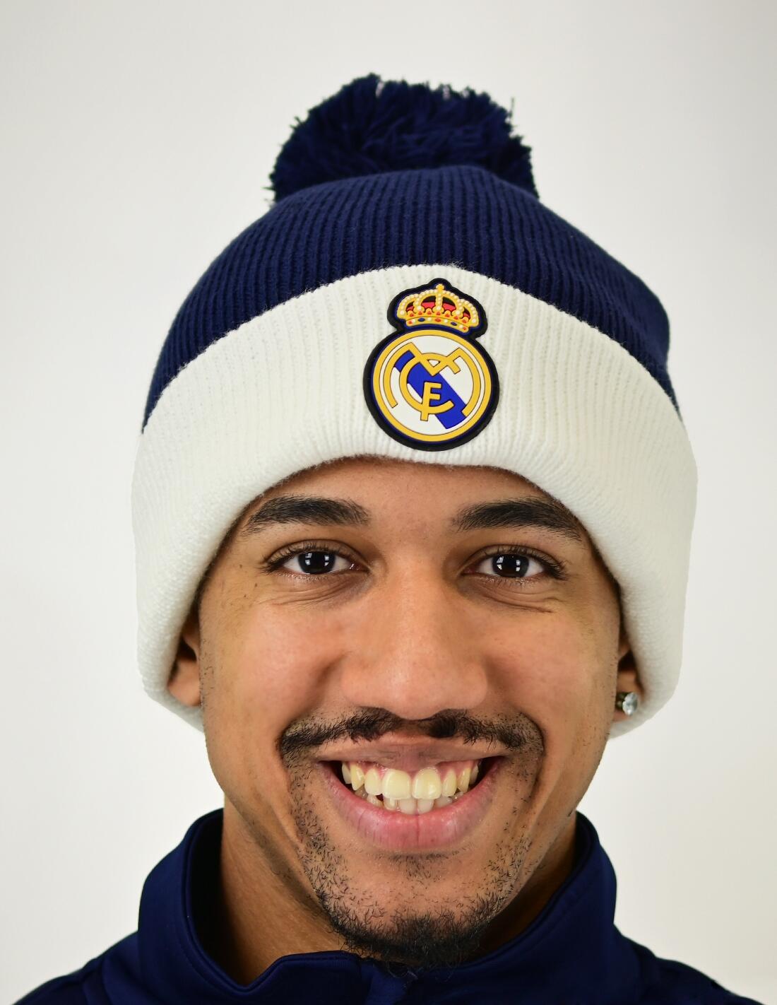 Gorro Real Madrid Bicolor con Borla 2/4